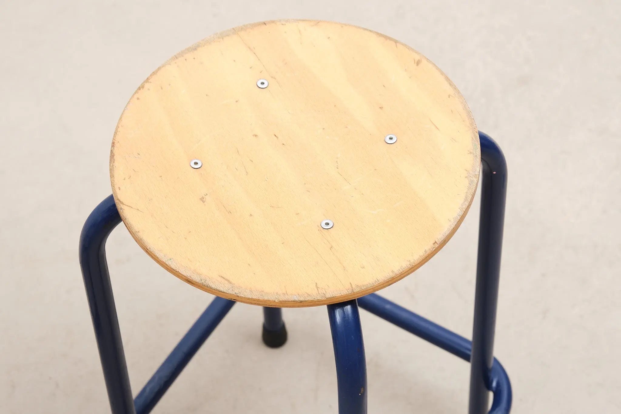 Tabouret bas bleu Cartel de Belleville