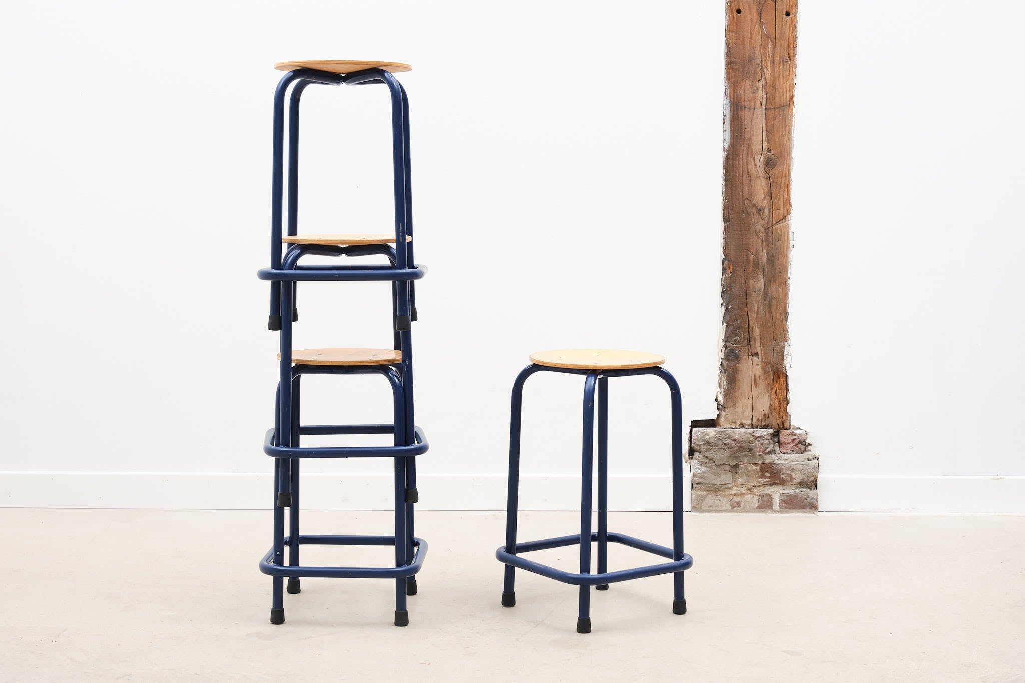 Tabouret bas bleu
