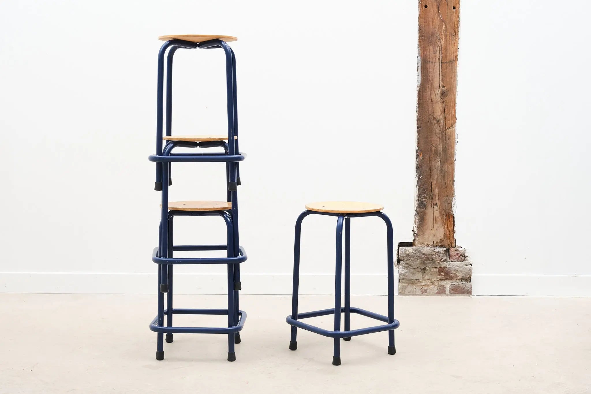 Tabouret bas bleu Cartel de Belleville