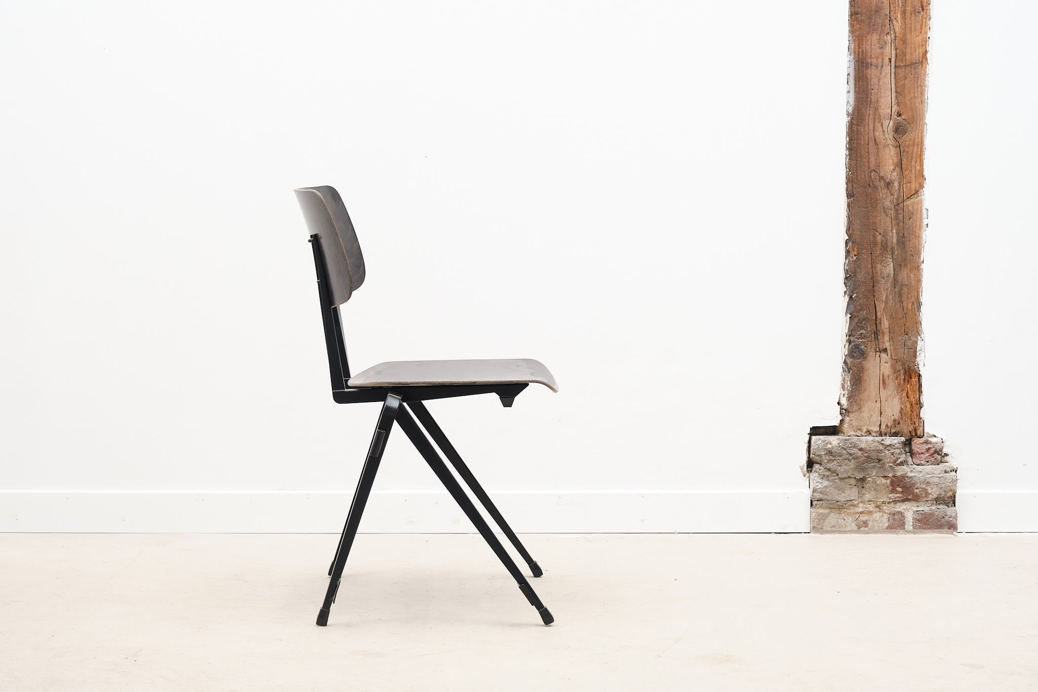 Chaise vintage Galvanitas S17 assise et dossier neufs Cartel de Belleville