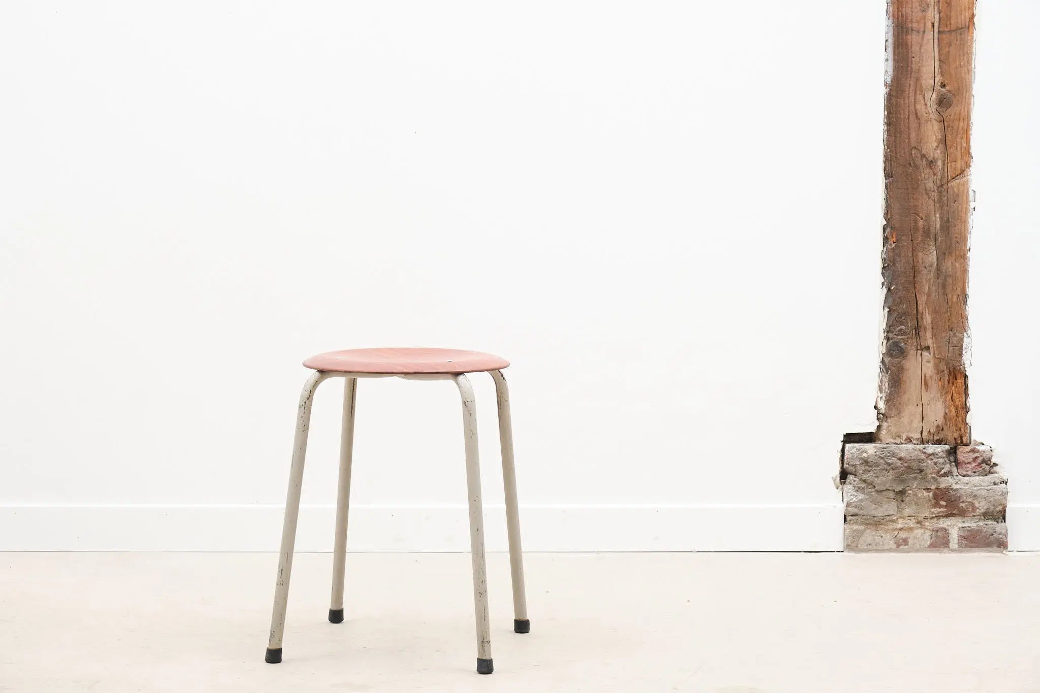 Tabouret pagholz vintage pieds gris Cartel de Belleville