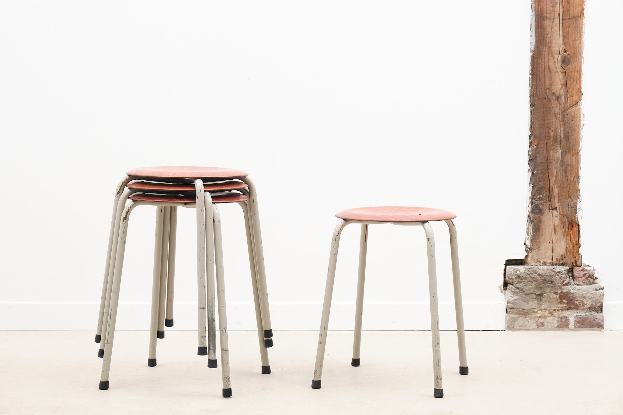 Tabouret pagholz vintage pieds gris