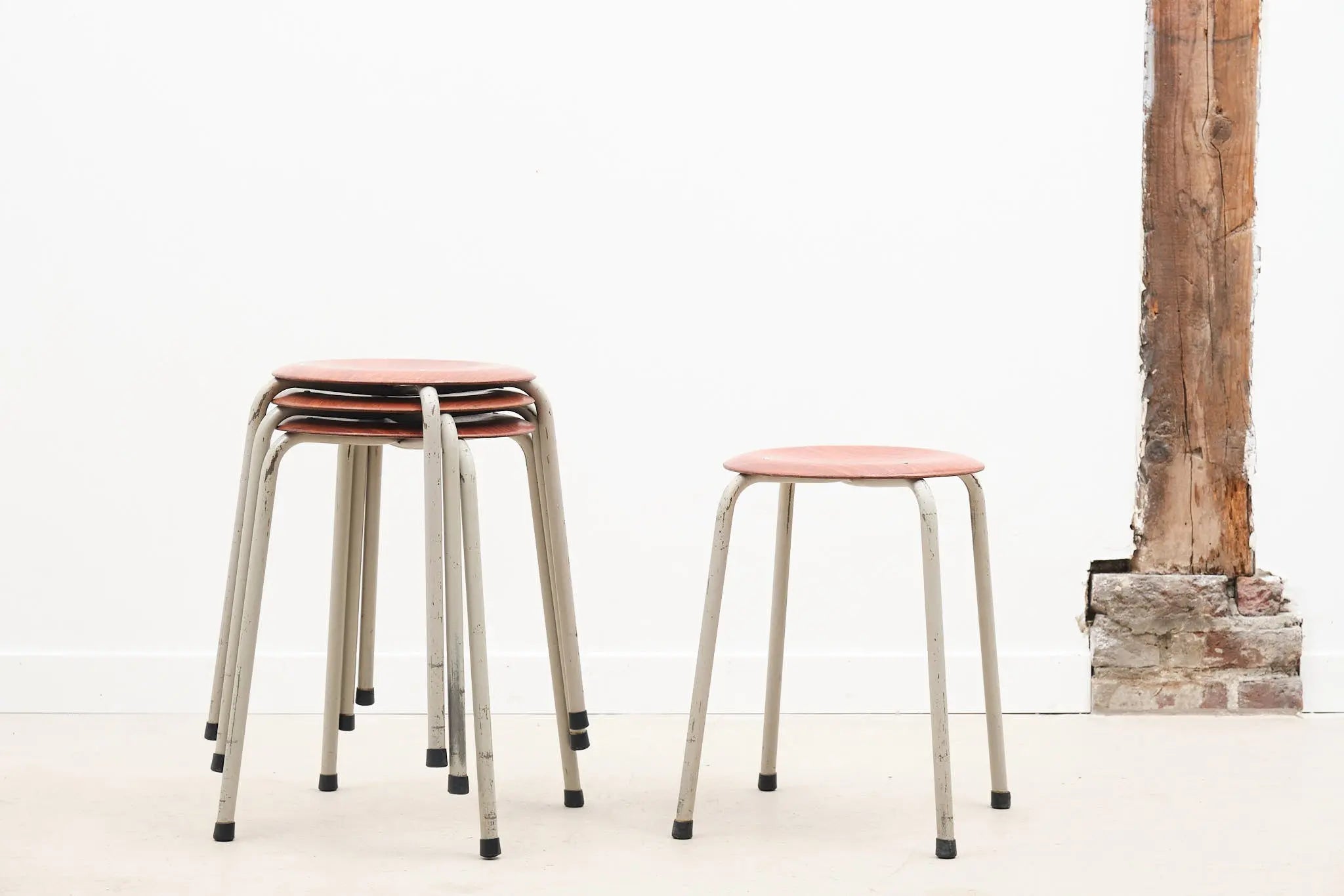 Tabouret pagholz vintage pieds gris Cartel de Belleville