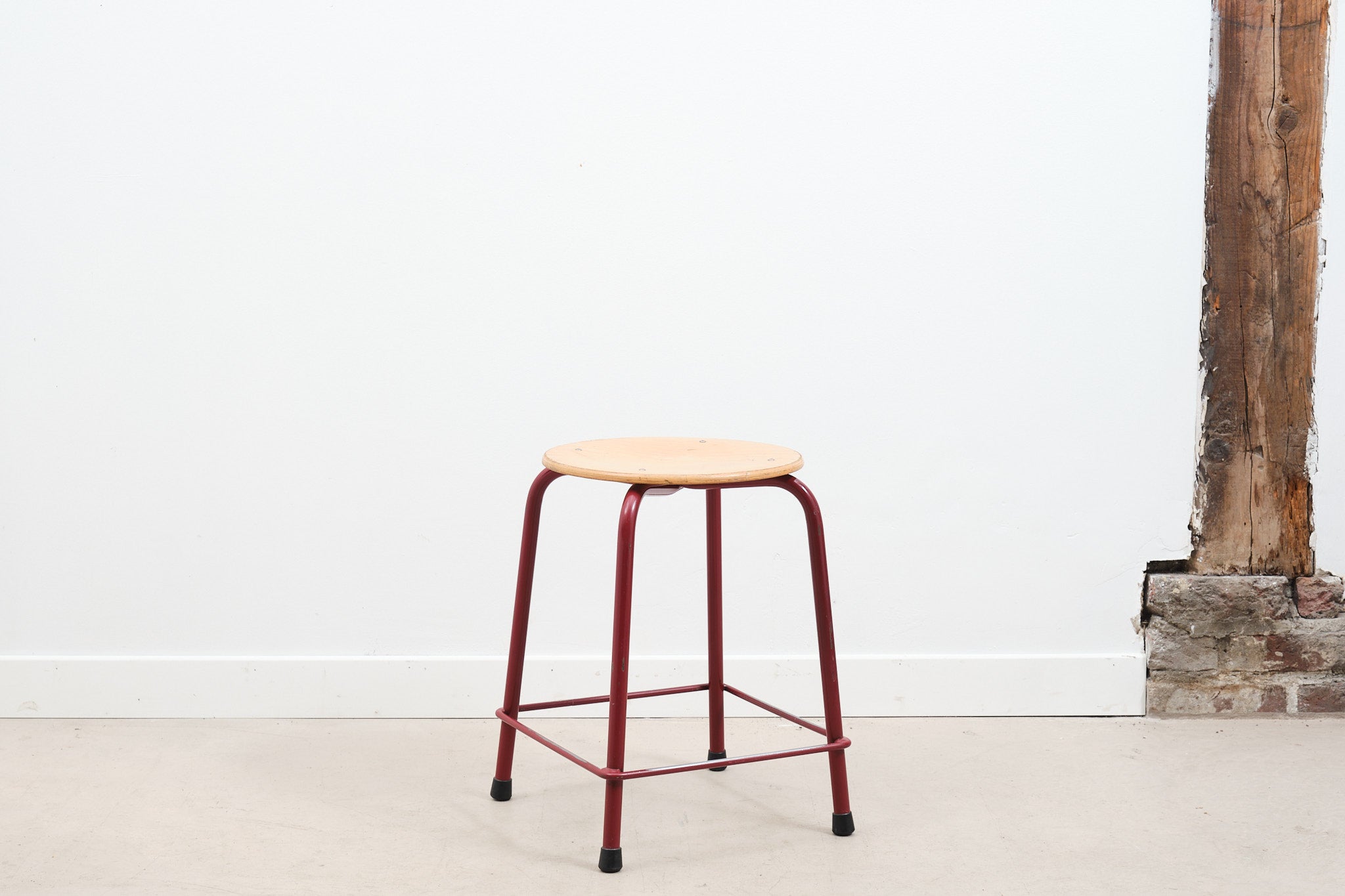 Tabouret bas avec repose-pieds