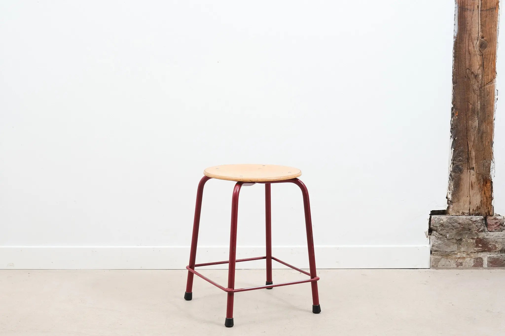 Tabouret bas avec repose-pieds Cartel de Belleville