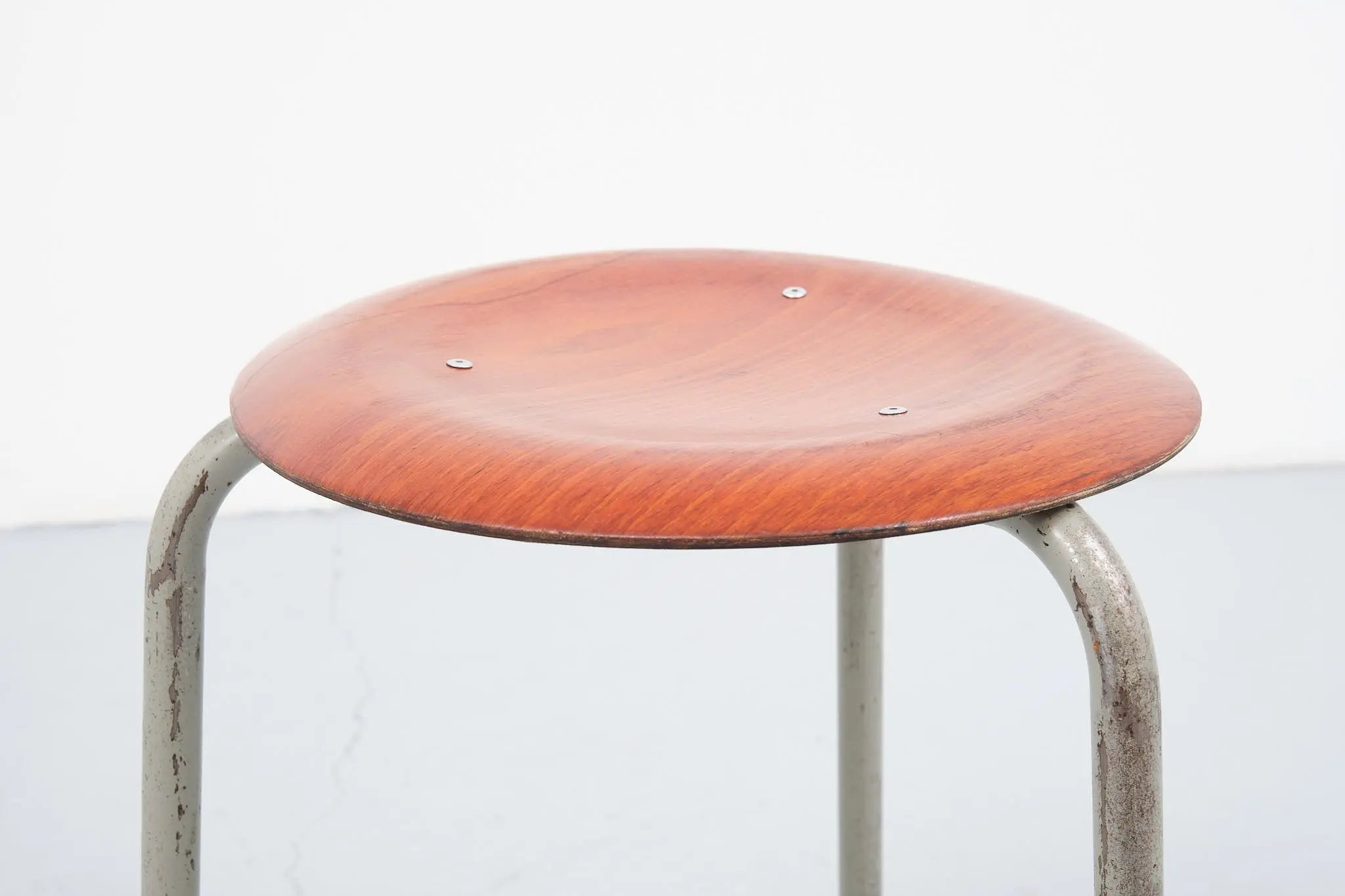 Tabouret pagholz vintage chêne et gris Cartel de Belleville