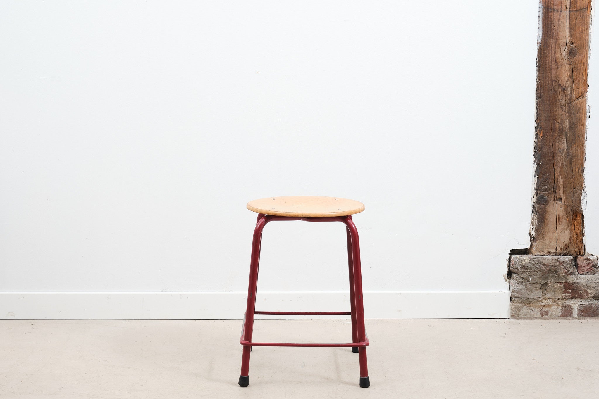 Tabouret bas avec repose-pieds