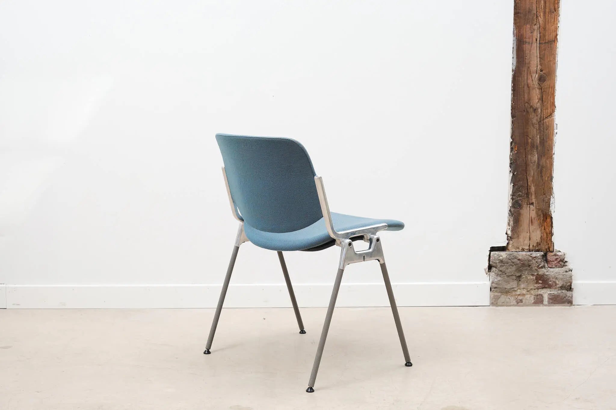 Chaise DSC 106 de G.Piretti pour Castelli colorée Cartel de Belleville