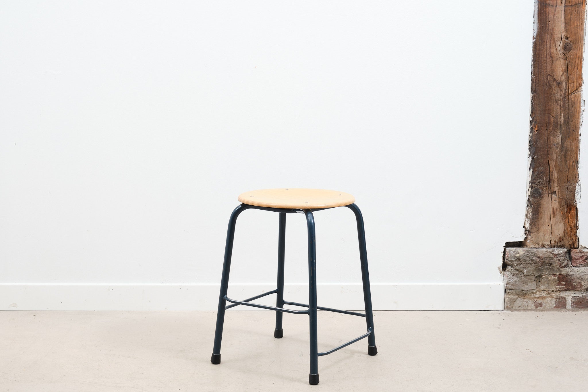 Tabouret bas avec repose-pieds