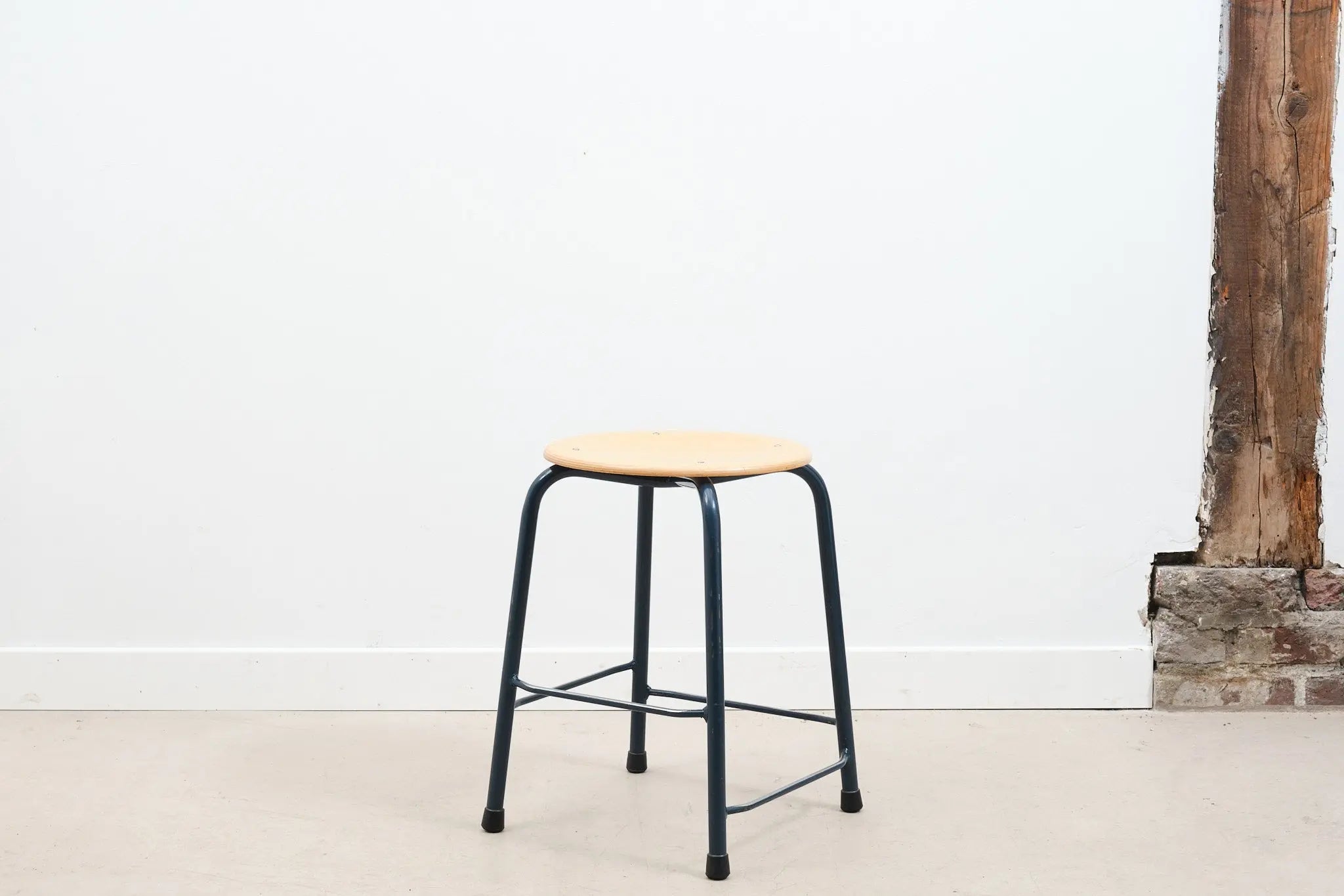 Tabouret bas avec repose-pieds Cartel de Belleville