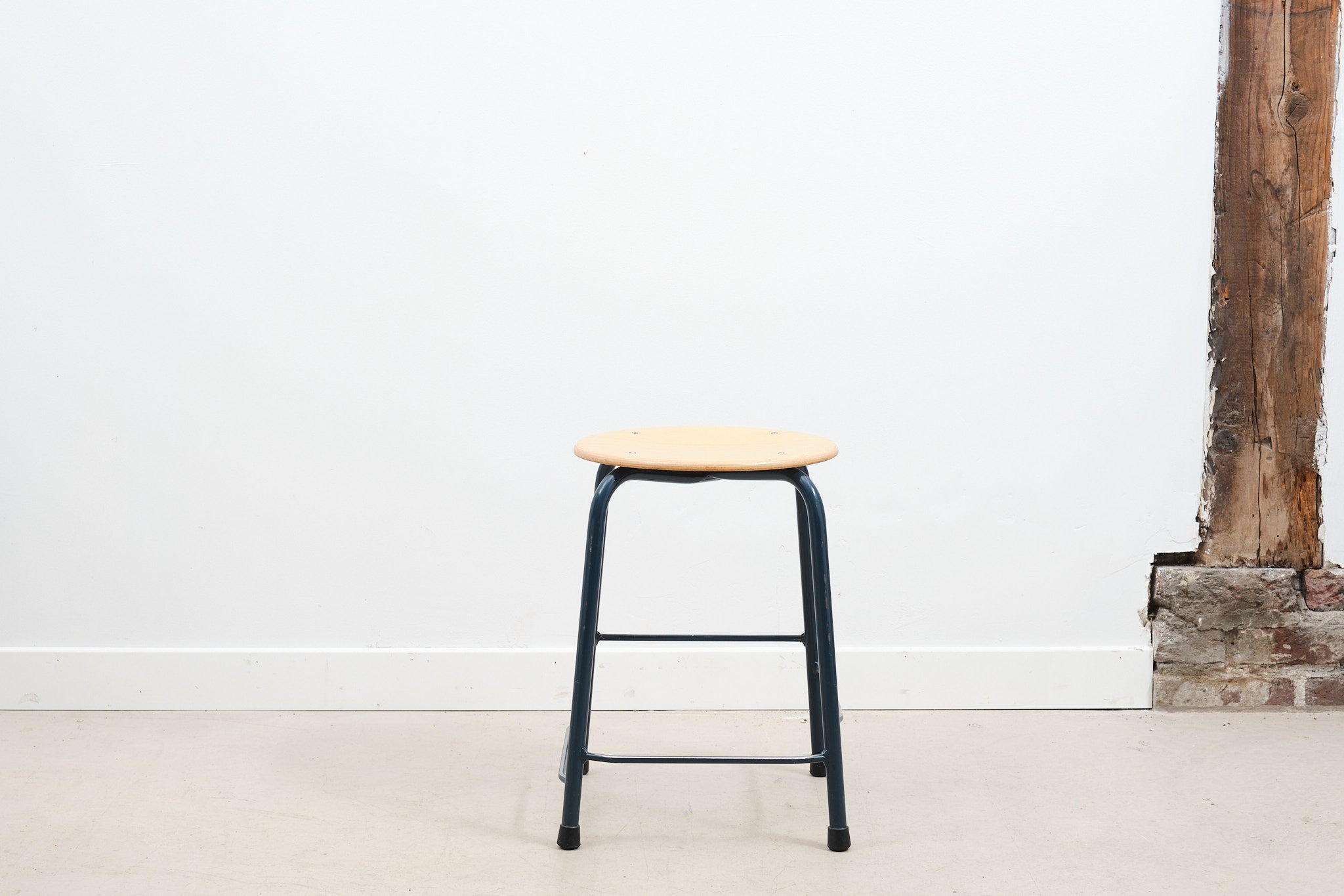 Tabouret bas avec repose-pieds