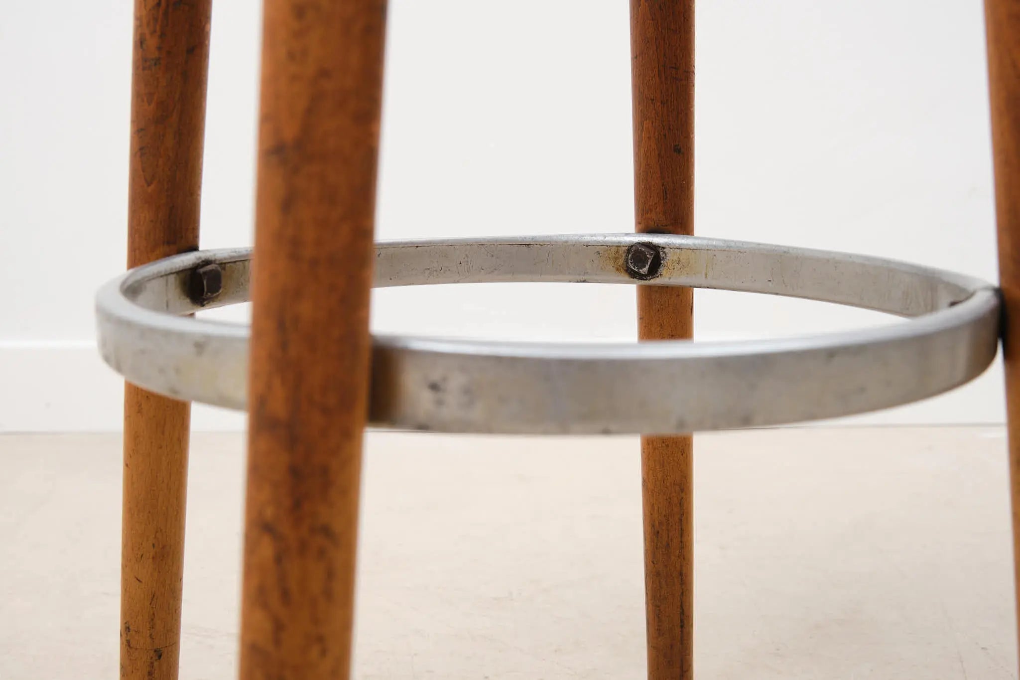 Tabouret de bar en bois style Baumann chêne Cartel de Belleville