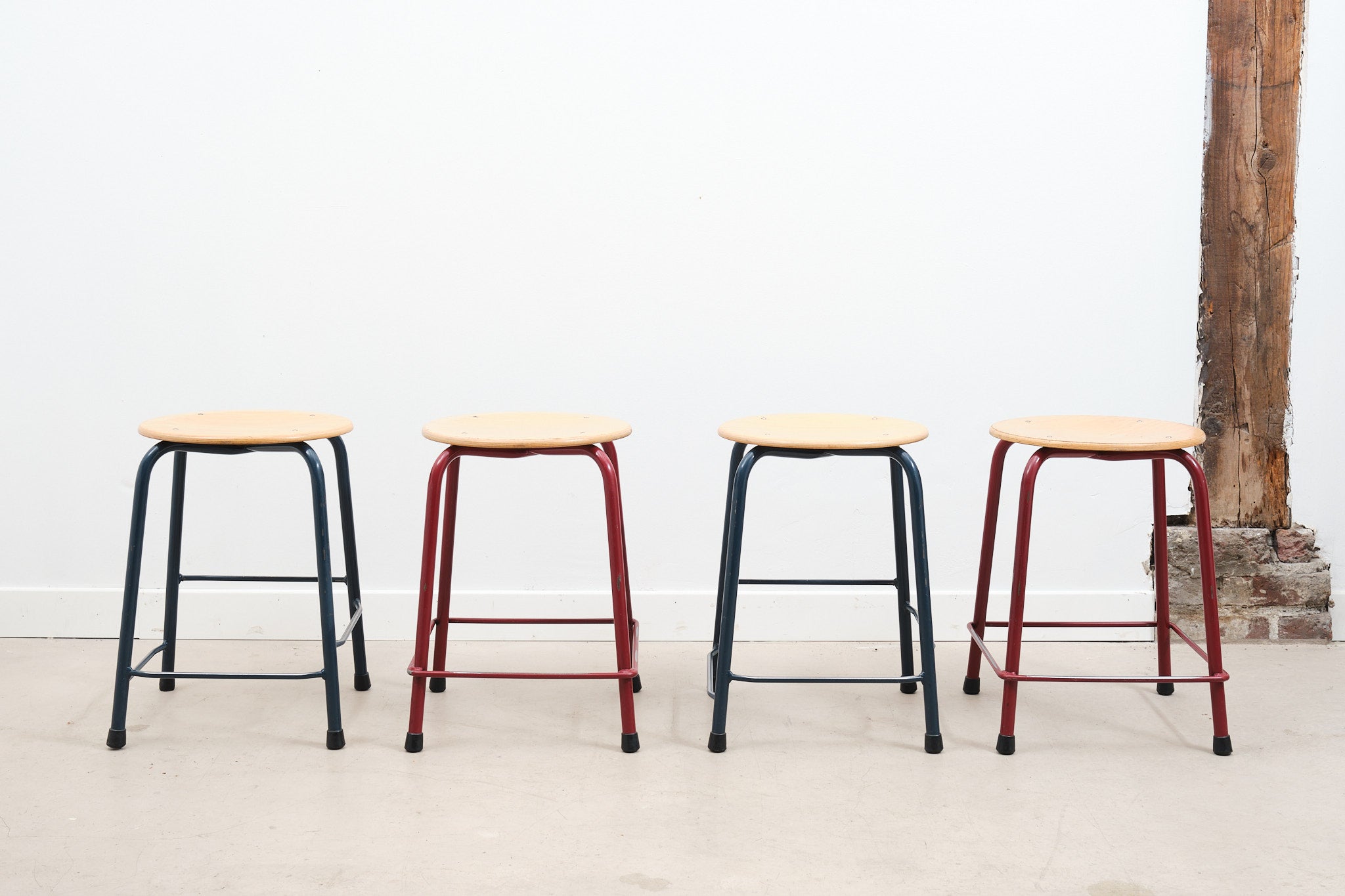 Tabouret bas avec repose-pieds