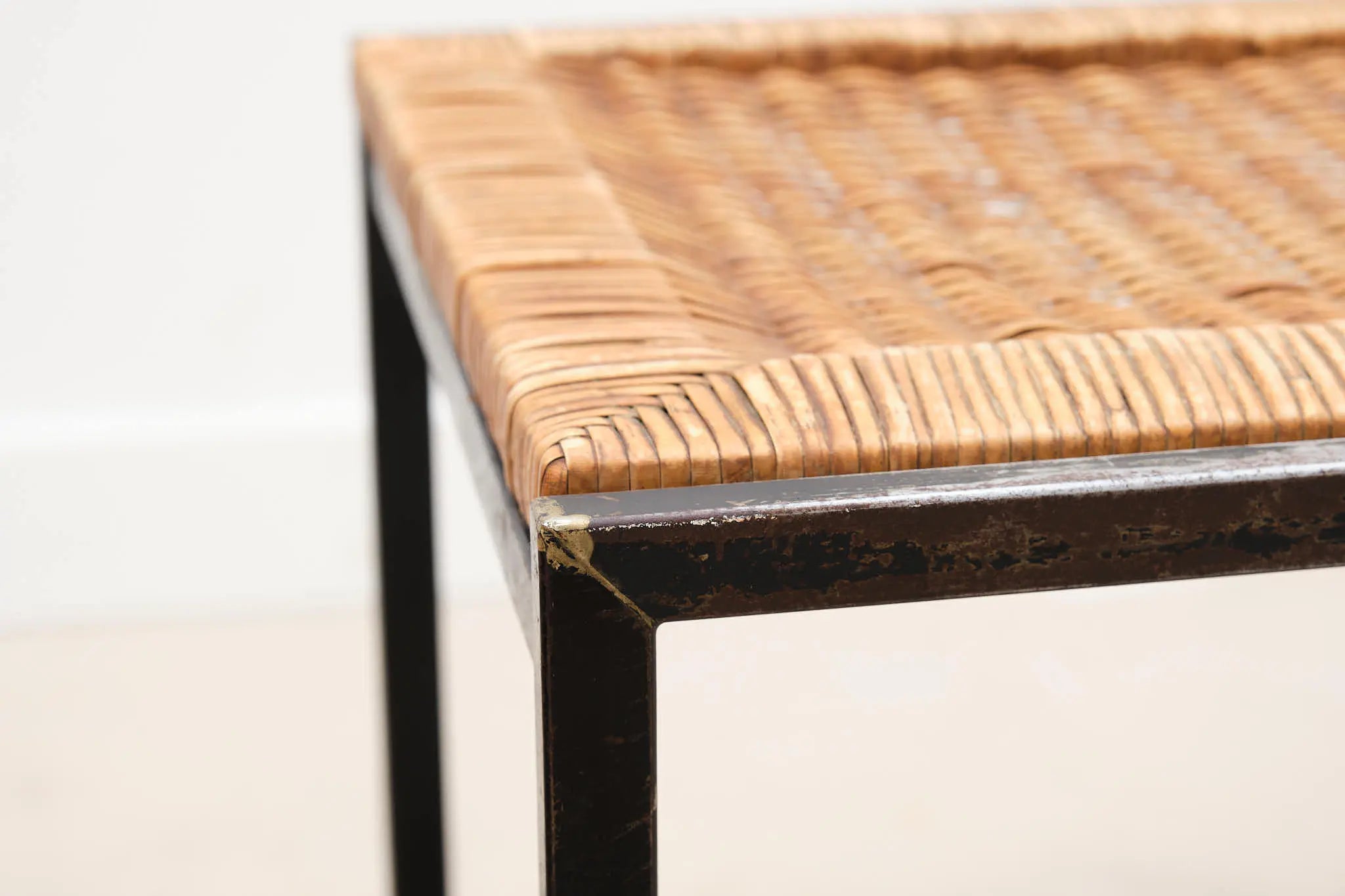 Table d'appoint en rotin Cartel de Belleville