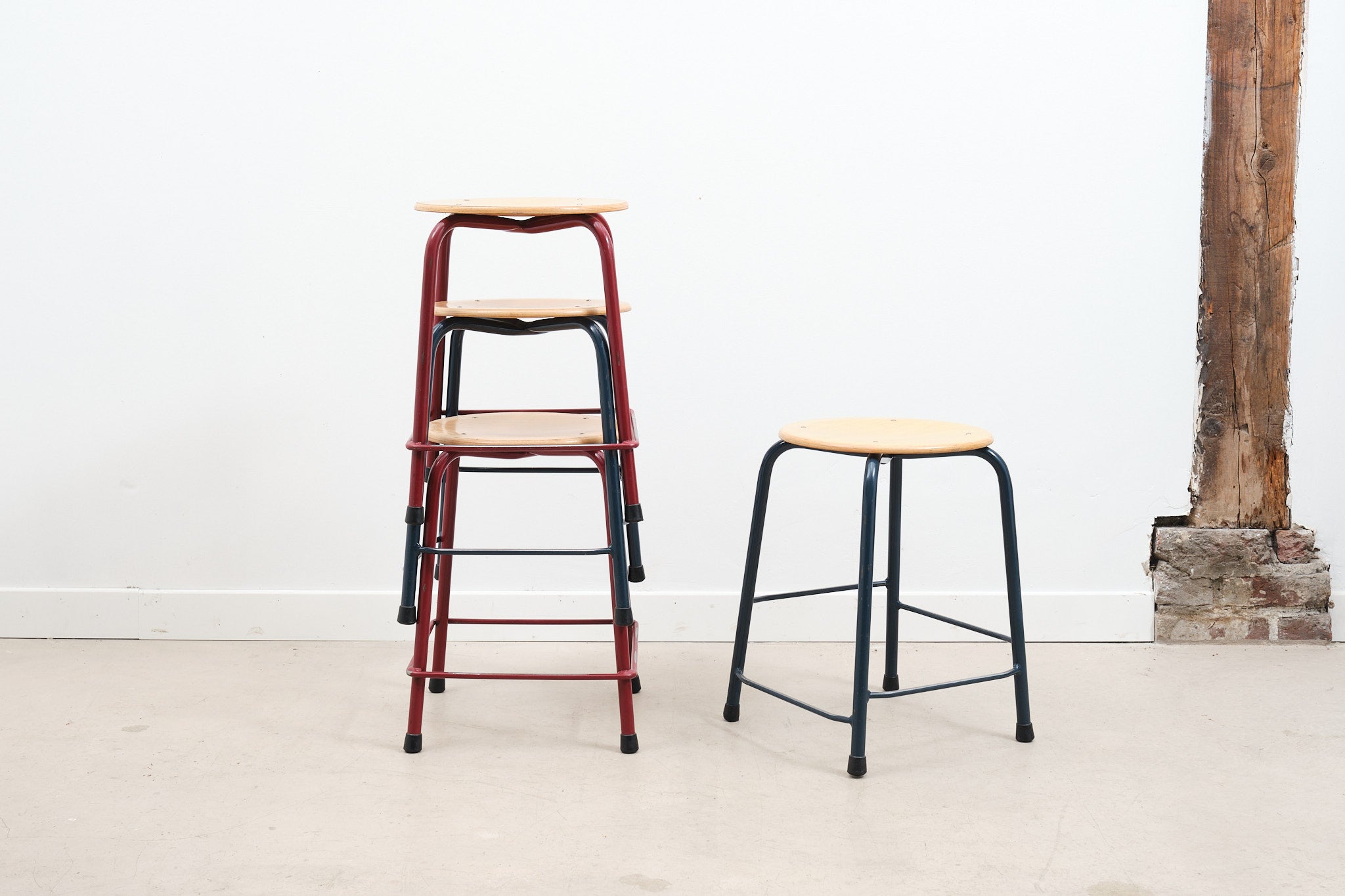 Tabouret bas avec repose-pieds