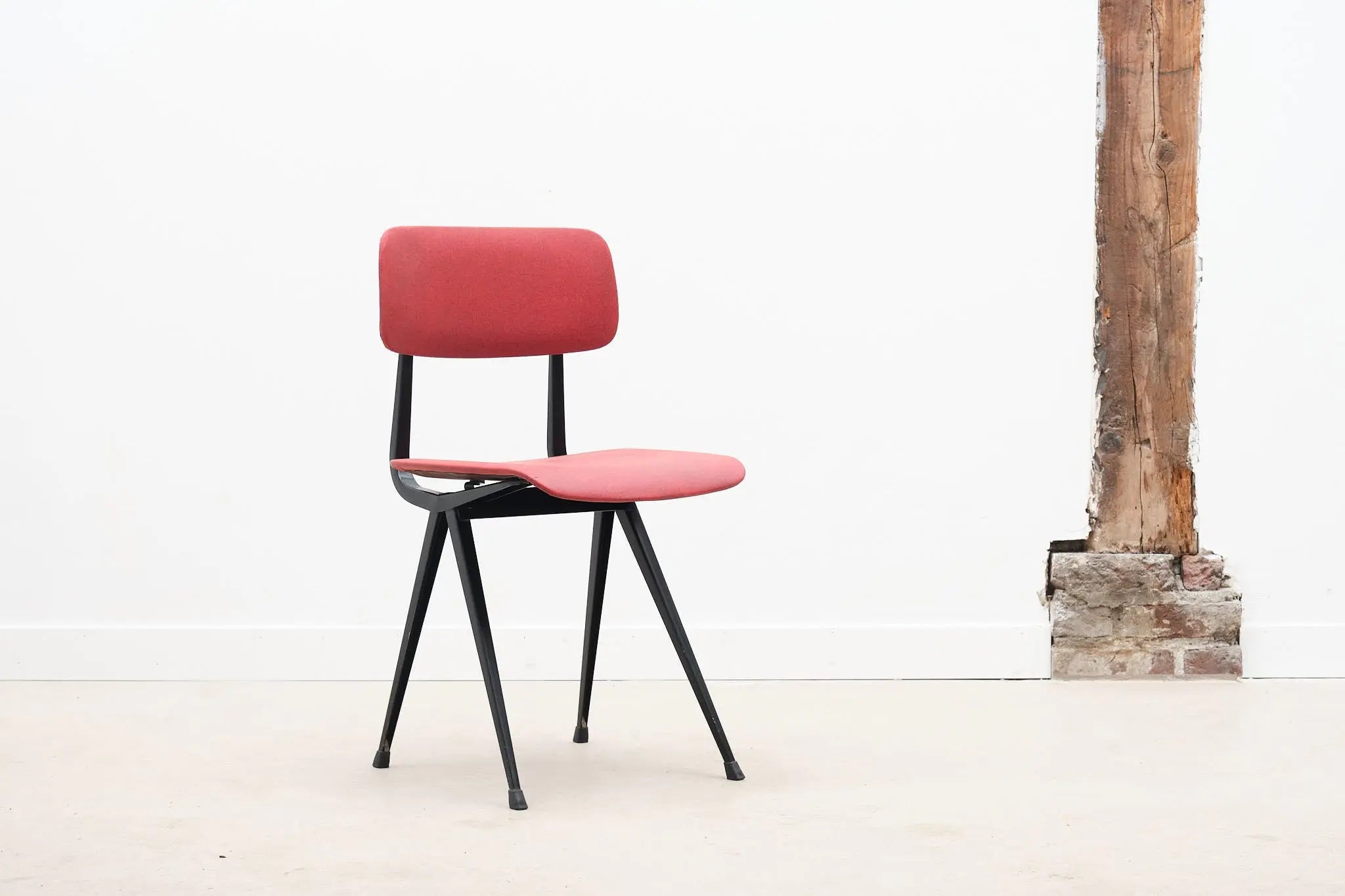 Chaise Friso Kramer "Result" simili cuir bordeaux et noir Cartel de Belleville