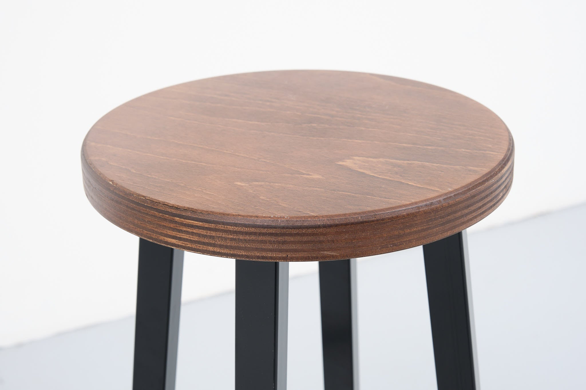 Tabouret de bar bois et noir Cartel de Belleville