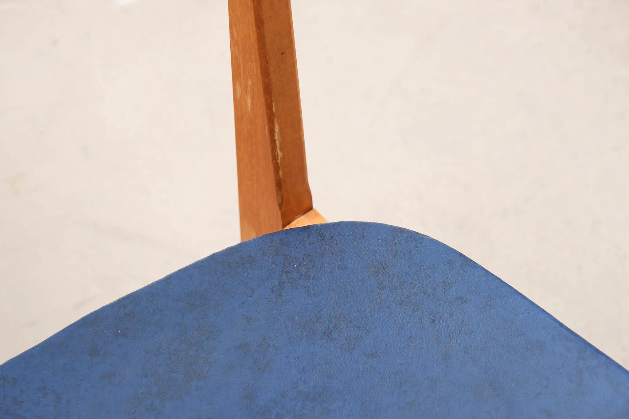 Chaise scandinave bois / bleu Cartel de Belleville