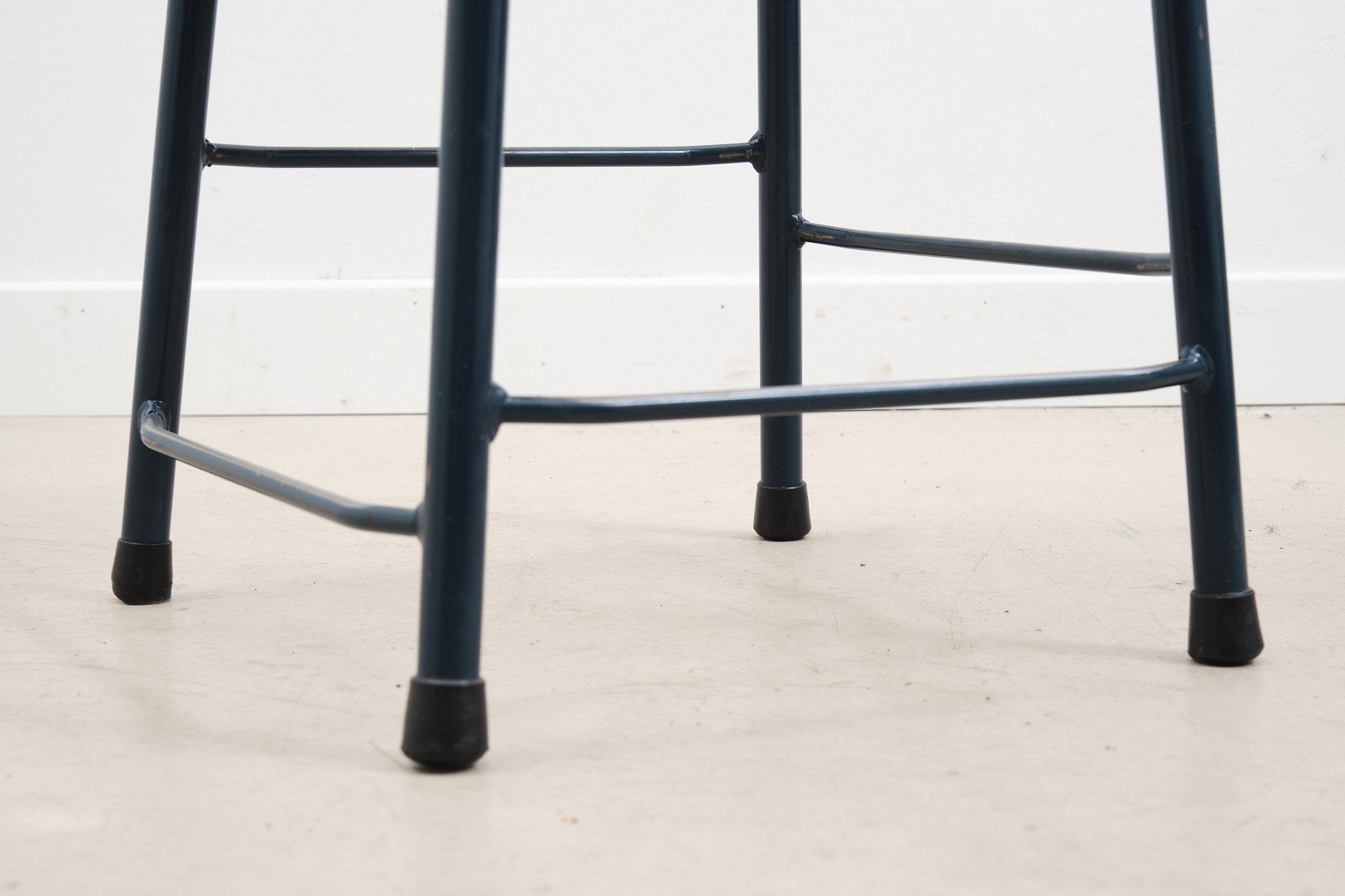 Tabouret bas avec repose-pieds