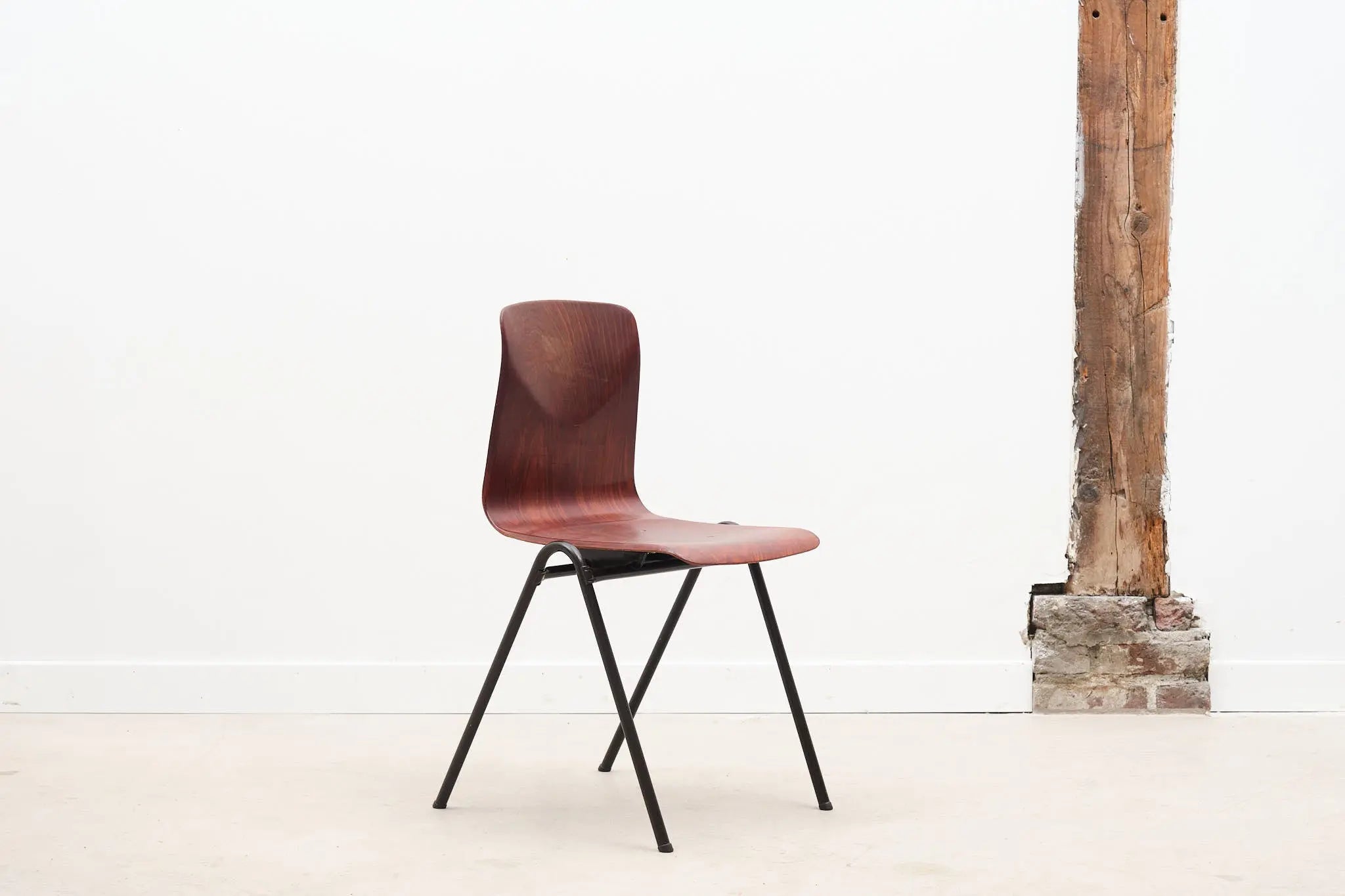 Chaise Galvanitas S25 acajou et marron Cartel de Belleville