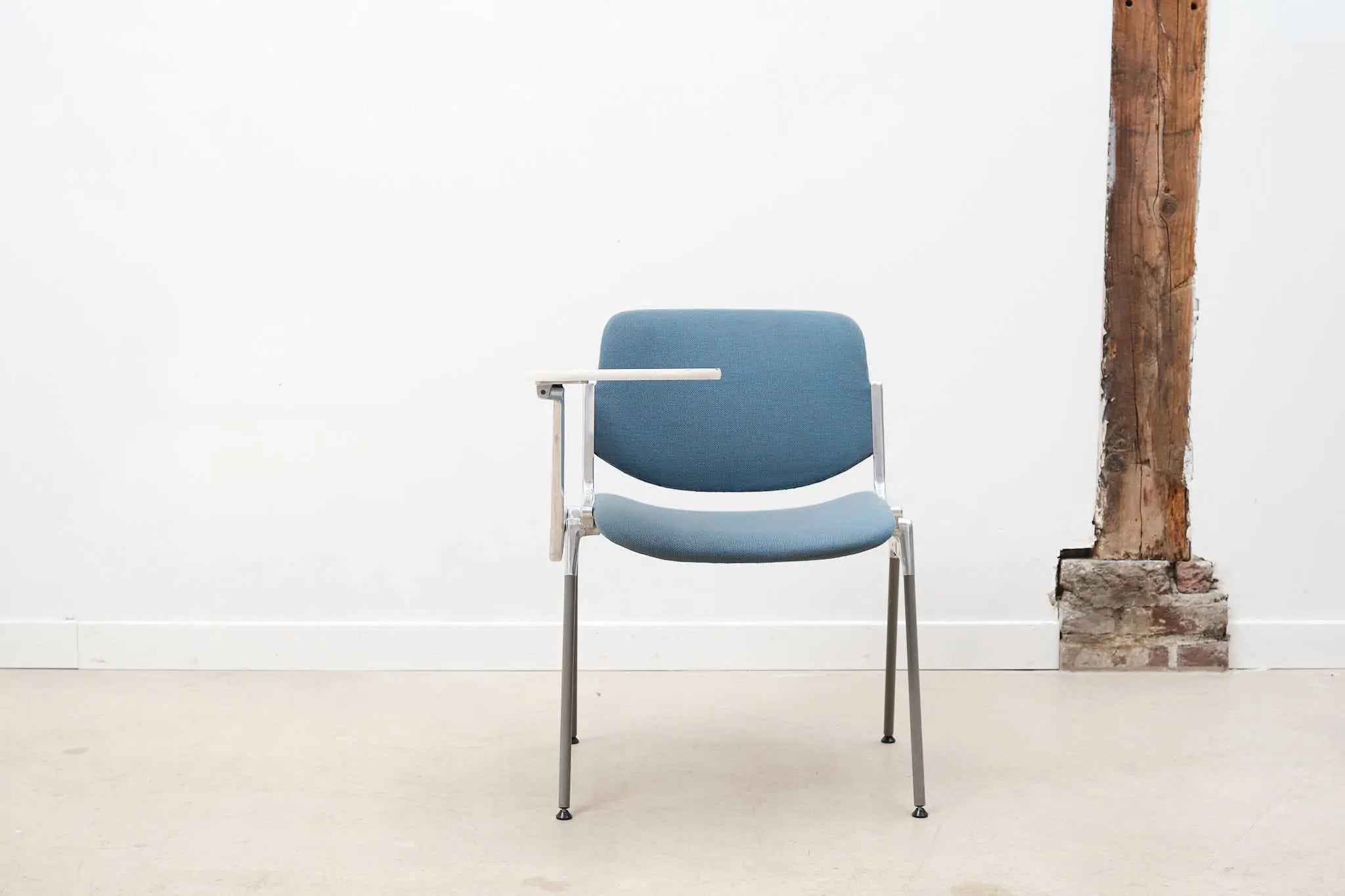 Chaise DSC 106 de G.Piretti pour Castelli colorée Cartel de Belleville
