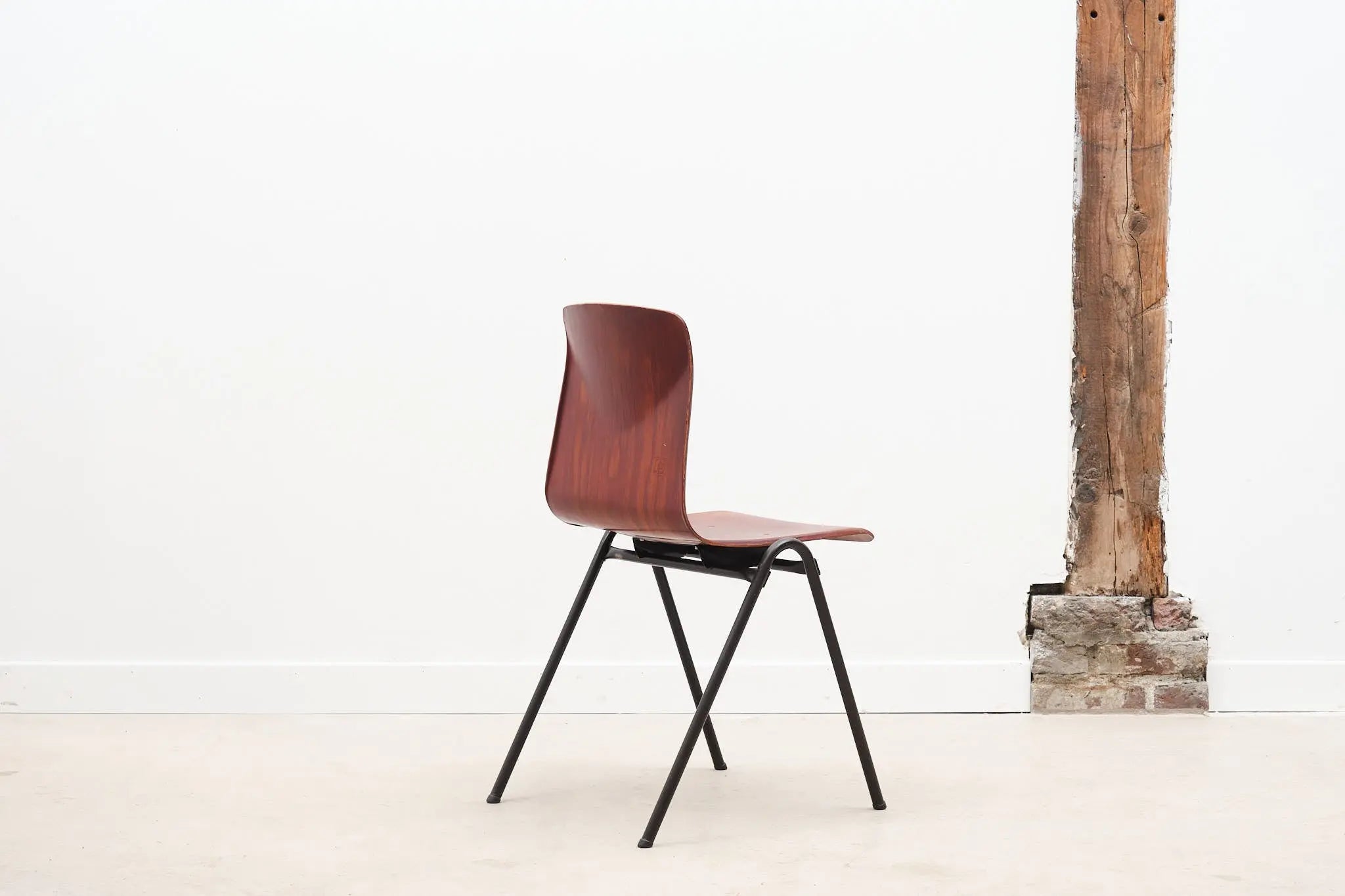 Chaise Galvanitas S25 acajou et marron Cartel de Belleville