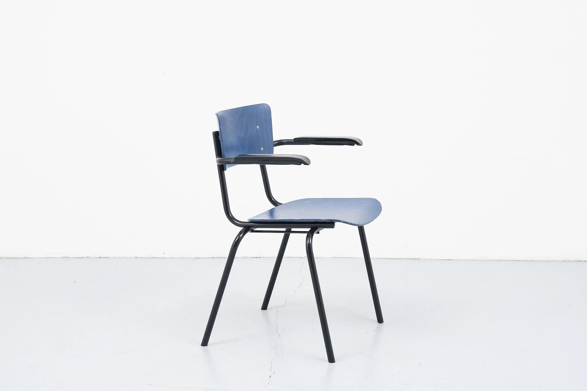 Chaise avec accoudoirs vintage bleue et noir Cartel de Belleville
