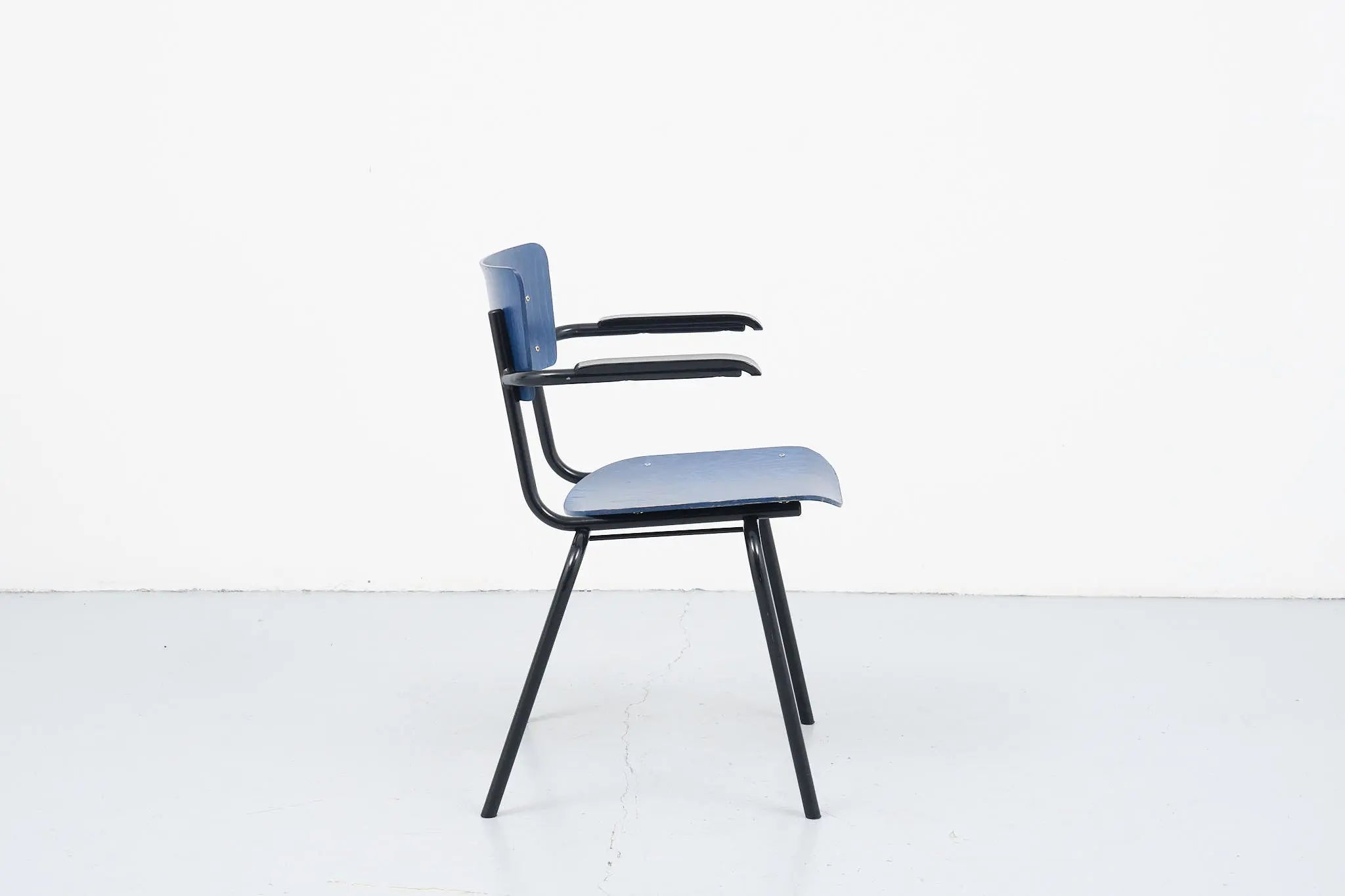 Chaise avec accoudoirs vintage bleue et noir Cartel de Belleville