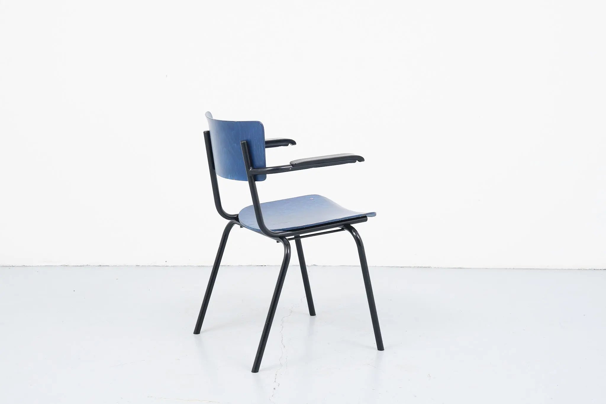 Chaise avec accoudoirs vintage bleue et noir Cartel de Belleville