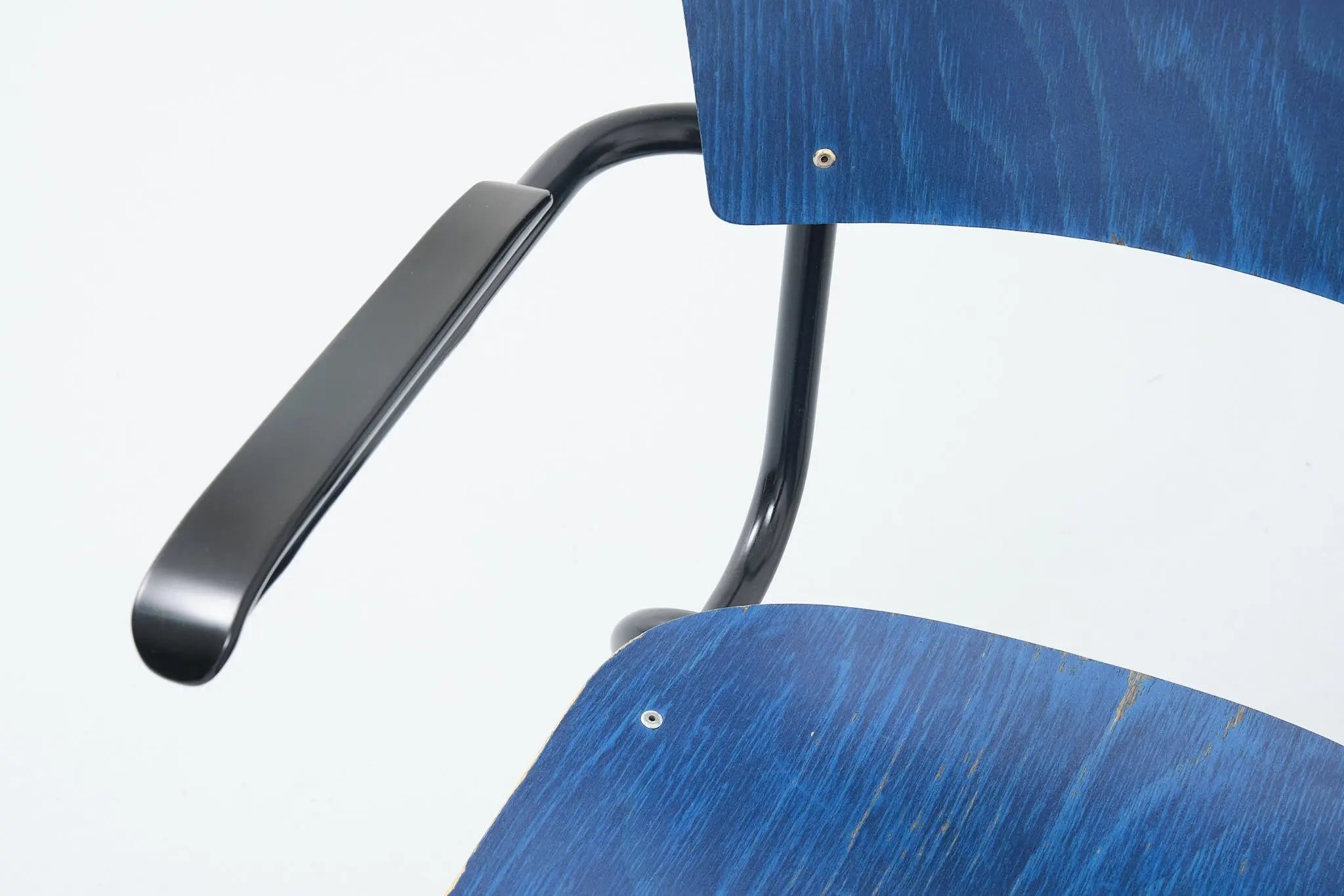 Chaise avec accoudoirs vintage bleue et noir Cartel de Belleville