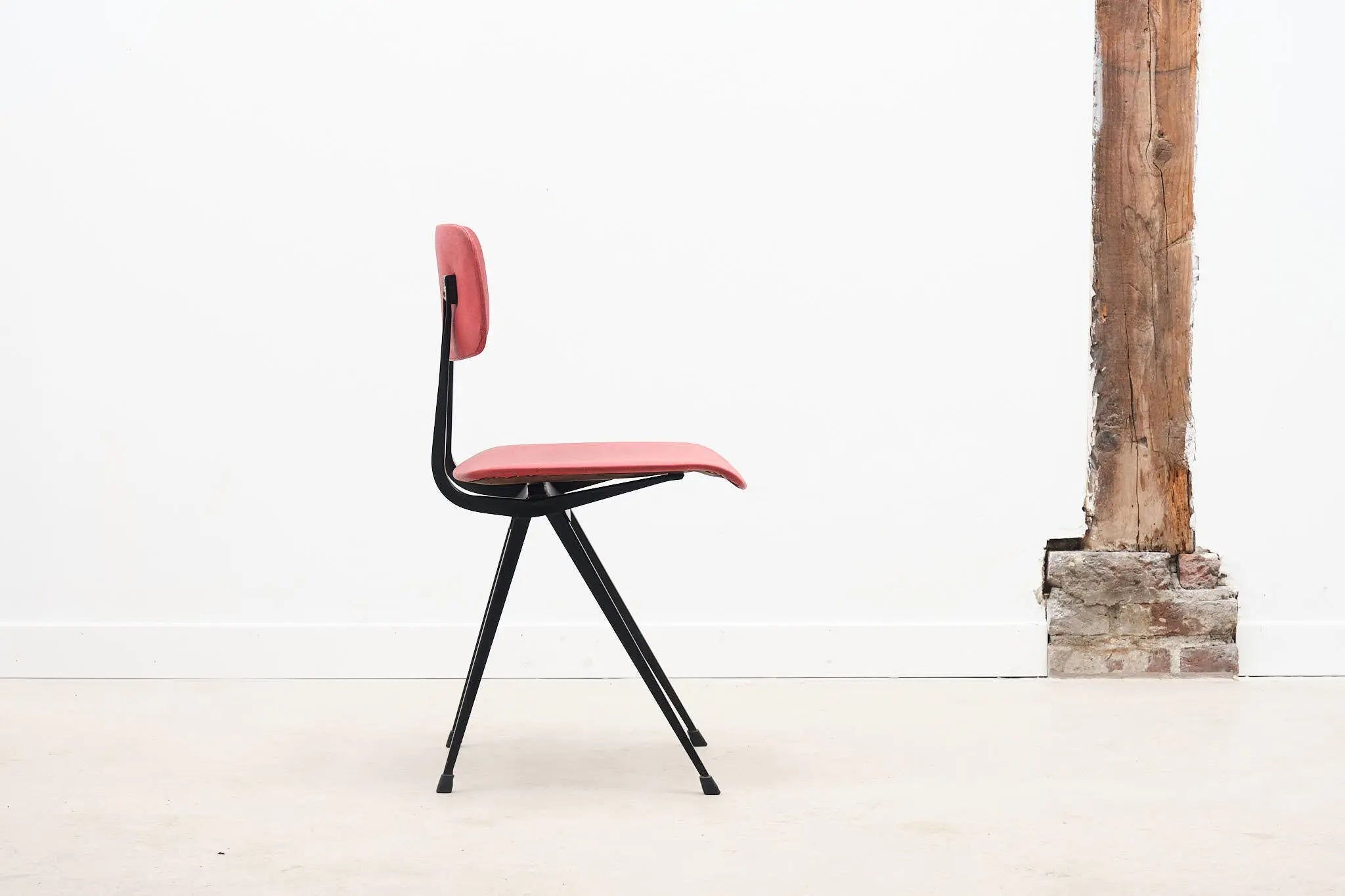 Chaise Friso Kramer "Result" simili cuir bordeaux et noir Cartel de Belleville