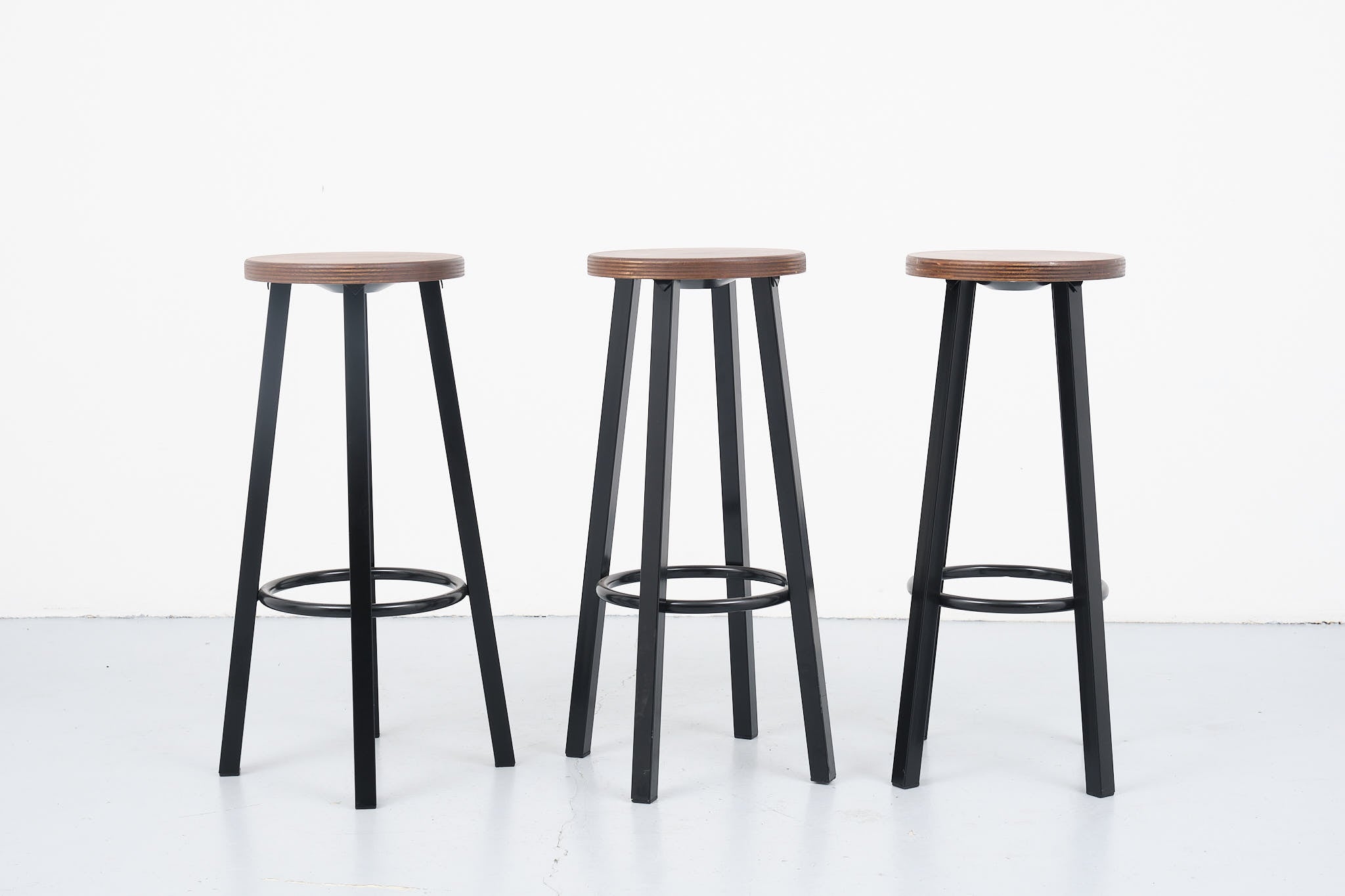 Tabouret de bar bois et noir Cartel de Belleville
