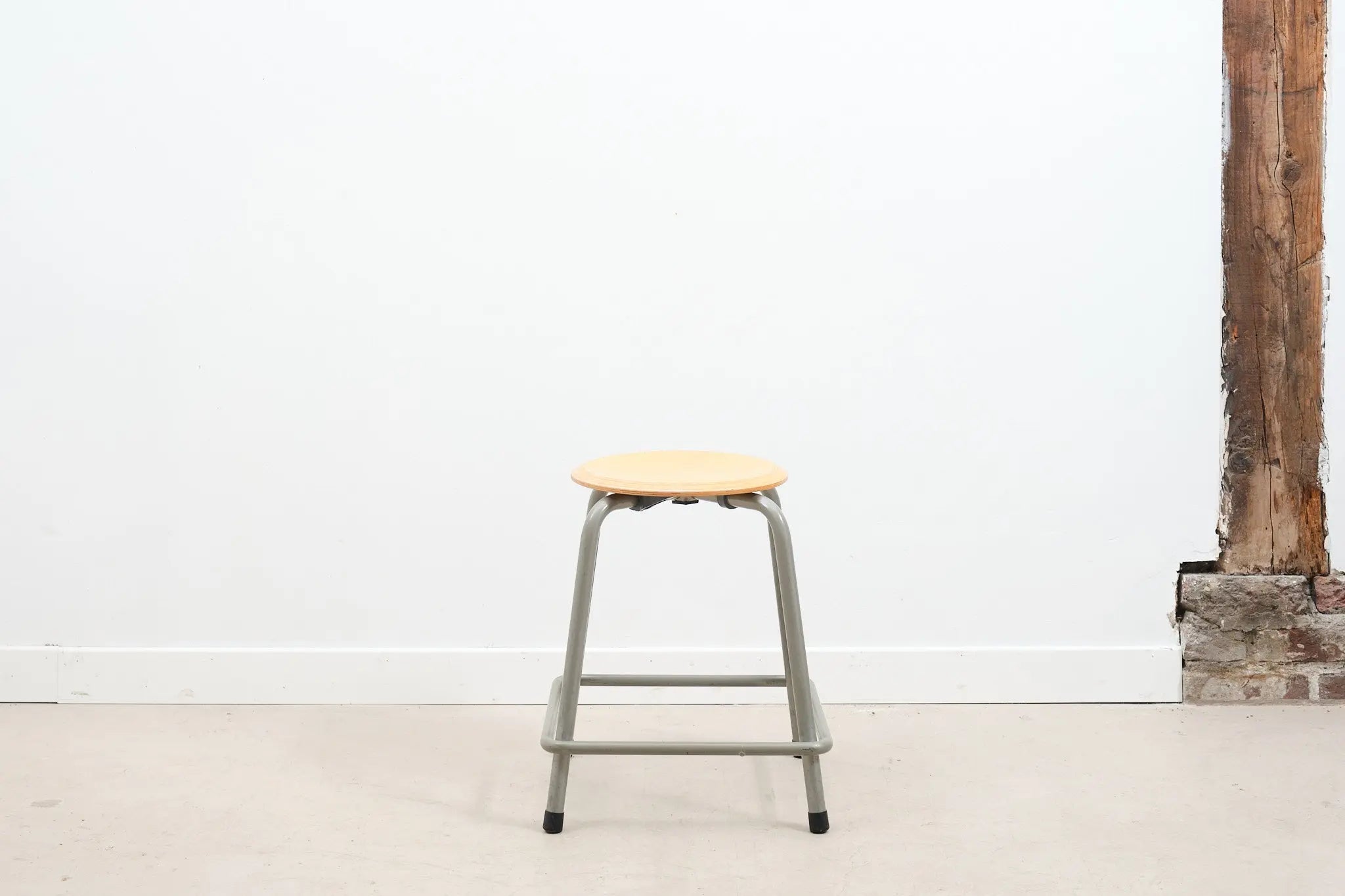 Tabouret bas hêtre / gris Cartel de Belleville