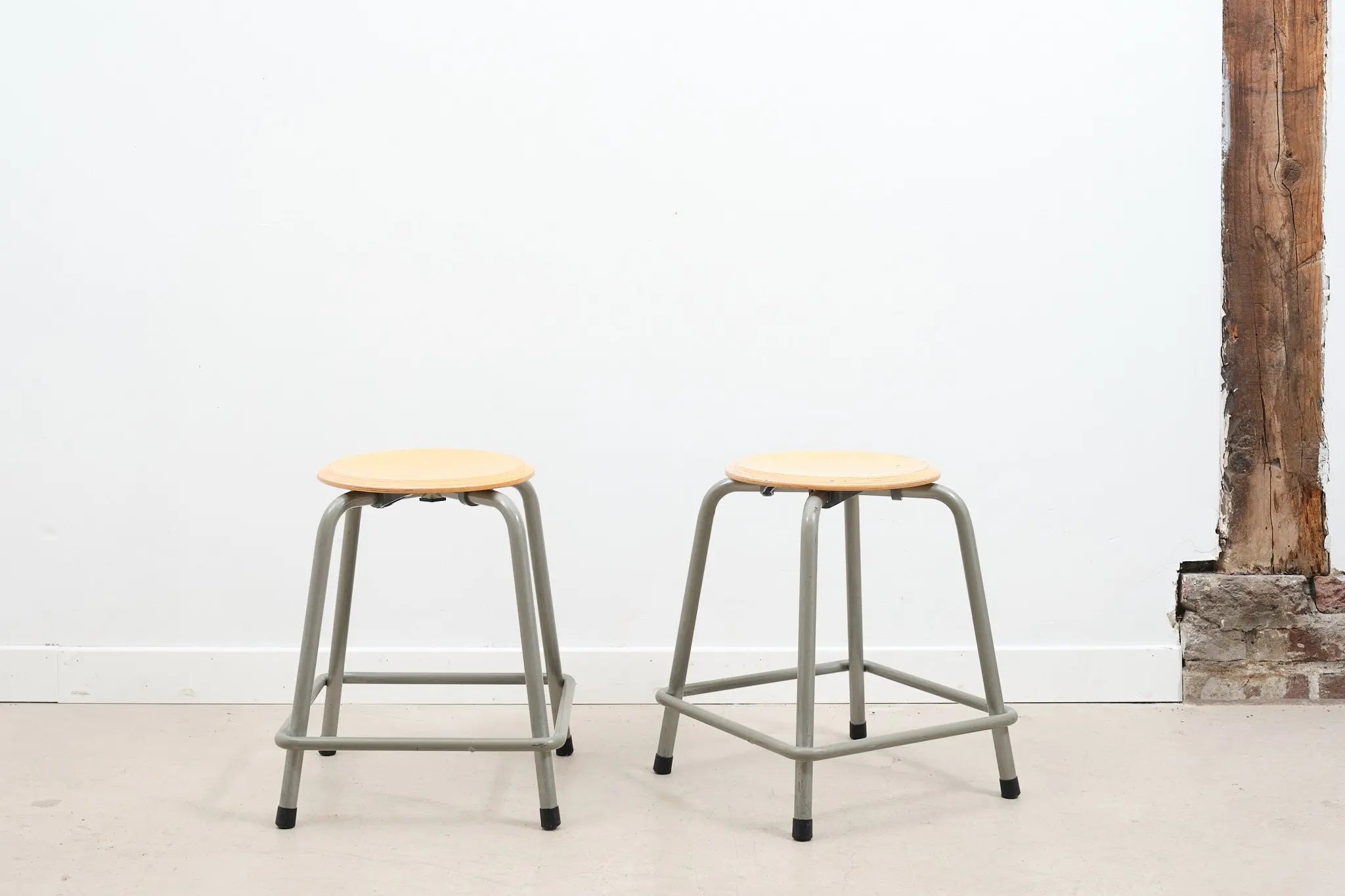 Tabouret bas hêtre / gris Cartel de Belleville