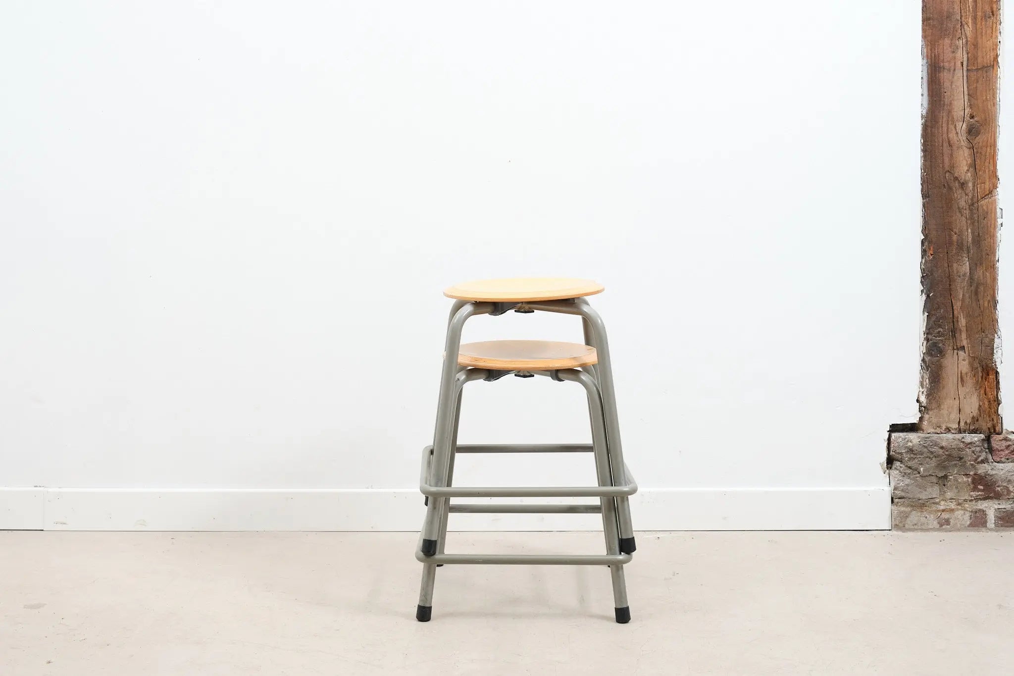 Tabouret bas hêtre / gris Cartel de Belleville