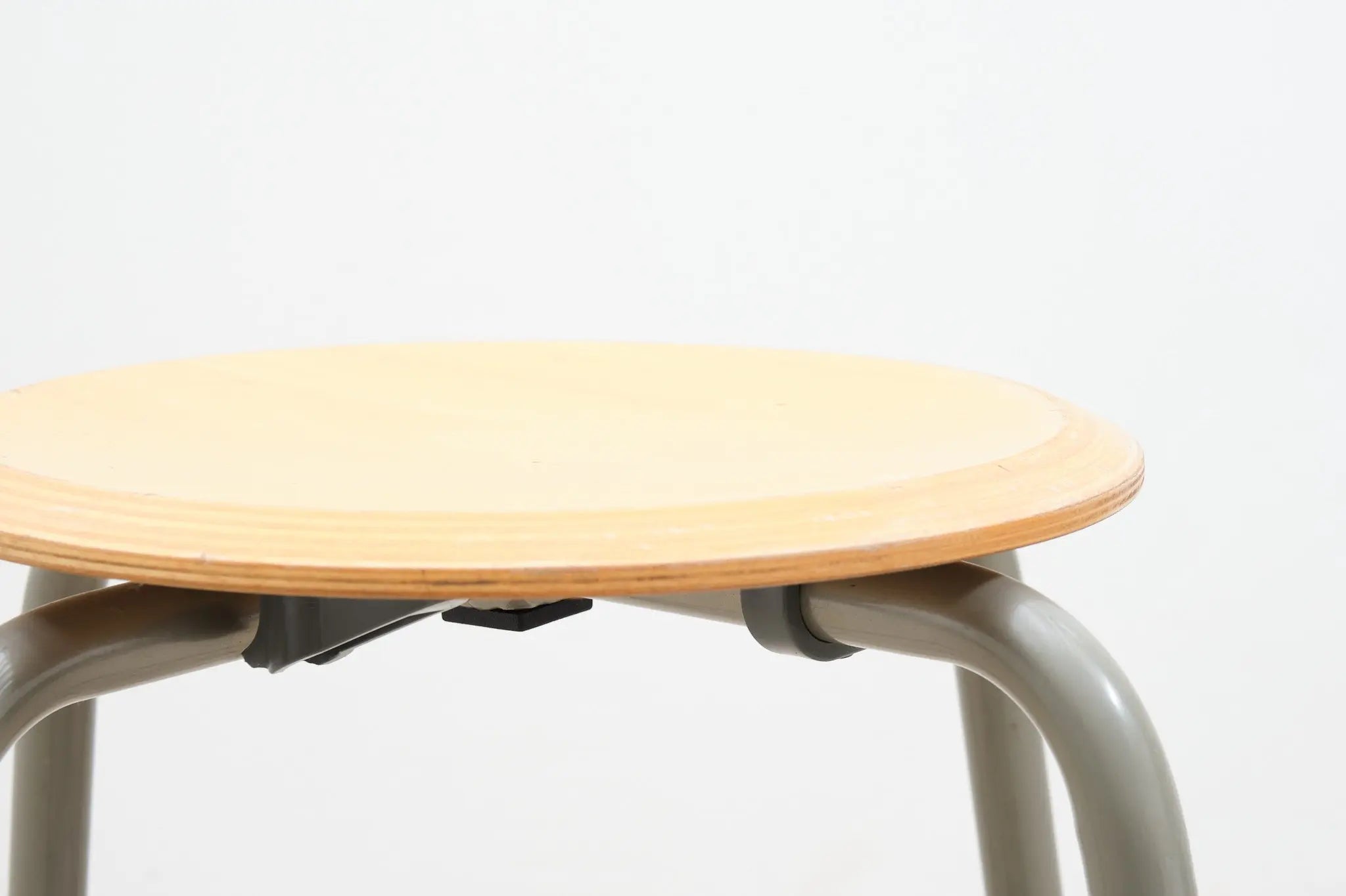 Tabouret bas hêtre / gris Cartel de Belleville