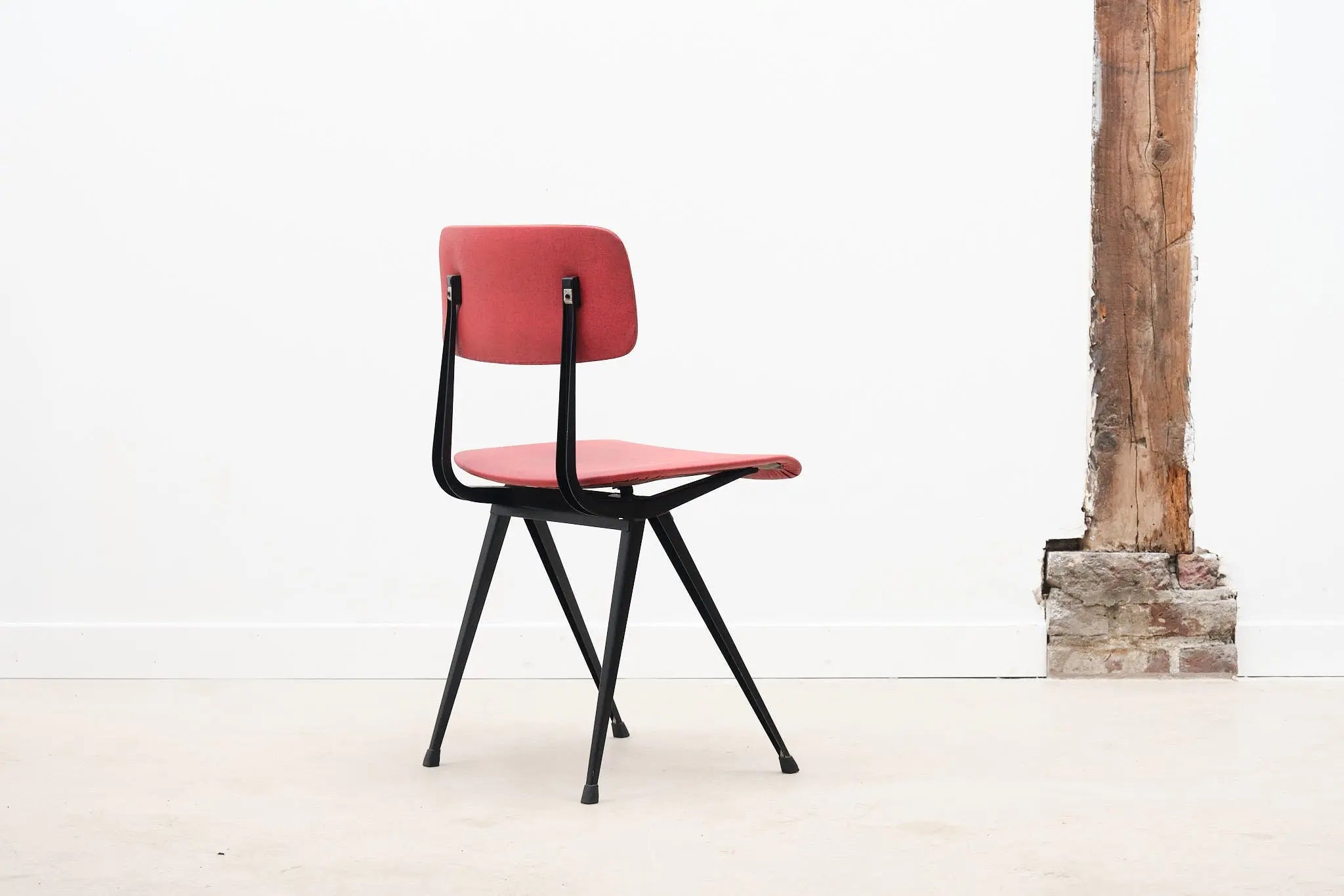 Chaise Friso Kramer "Result" simili cuir bordeaux et noir Cartel de Belleville