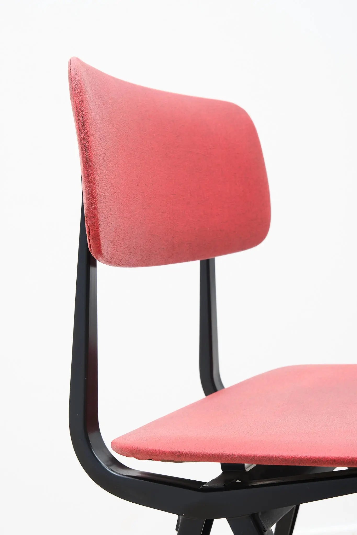 Chaise Friso Kramer "Result" simili cuir bordeaux et noir Cartel de Belleville