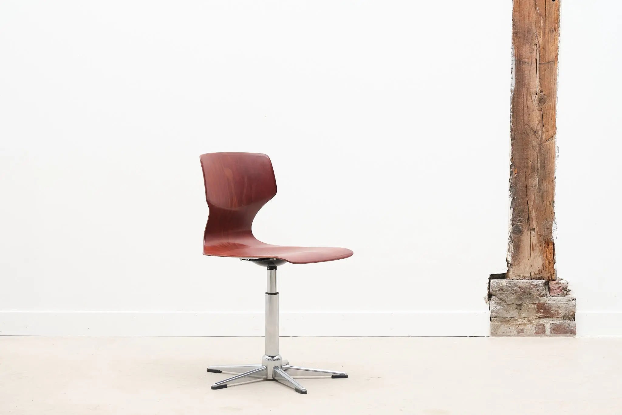 Chaise atelier ajustable acajou et chrome Cartel de Belleville