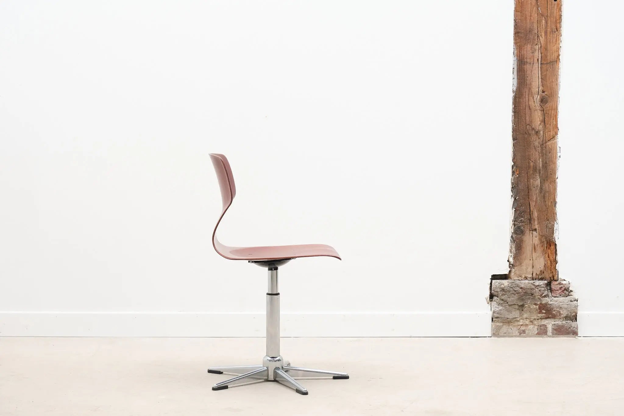 Chaise atelier ajustable acajou et chrome Cartel de Belleville