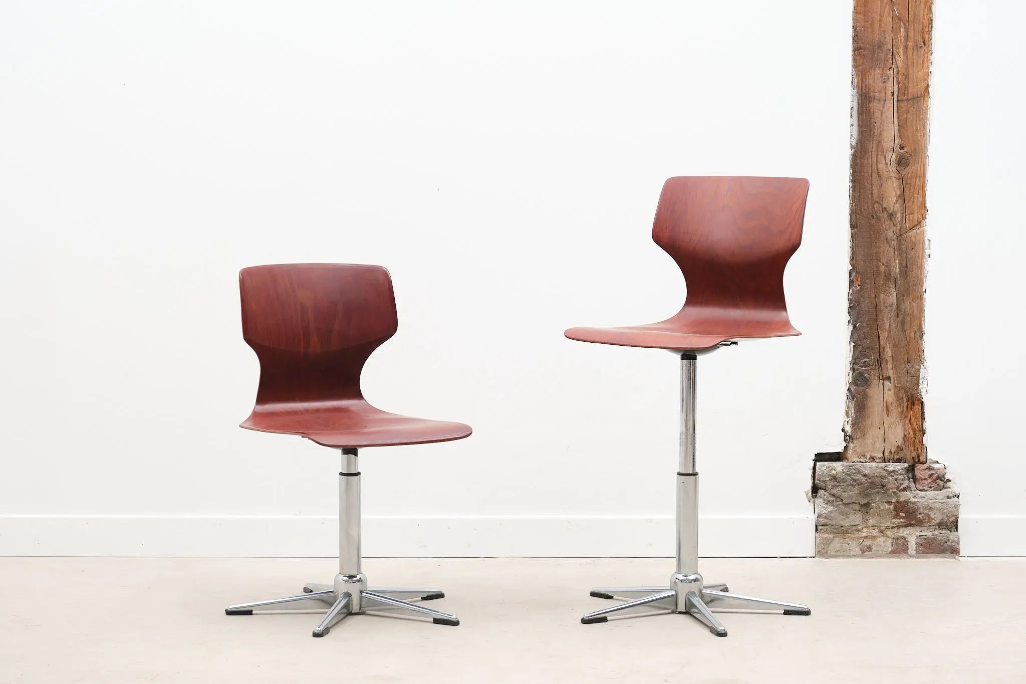 Chaise atelier ajustable acajou et chrome Cartel de Belleville