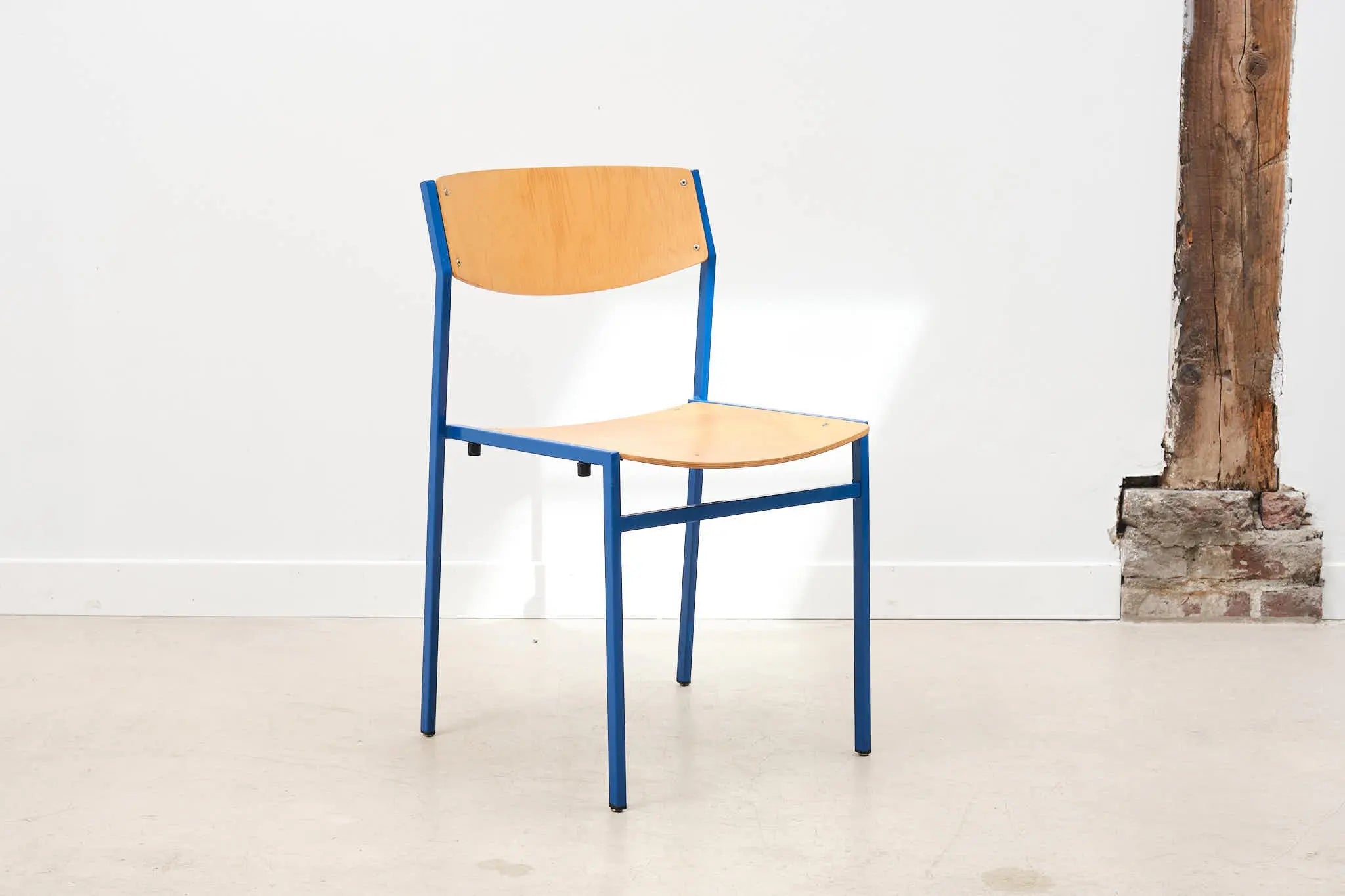 Chaise style Gijs van der Sluis hêtre et bleu Cartel de Belleville