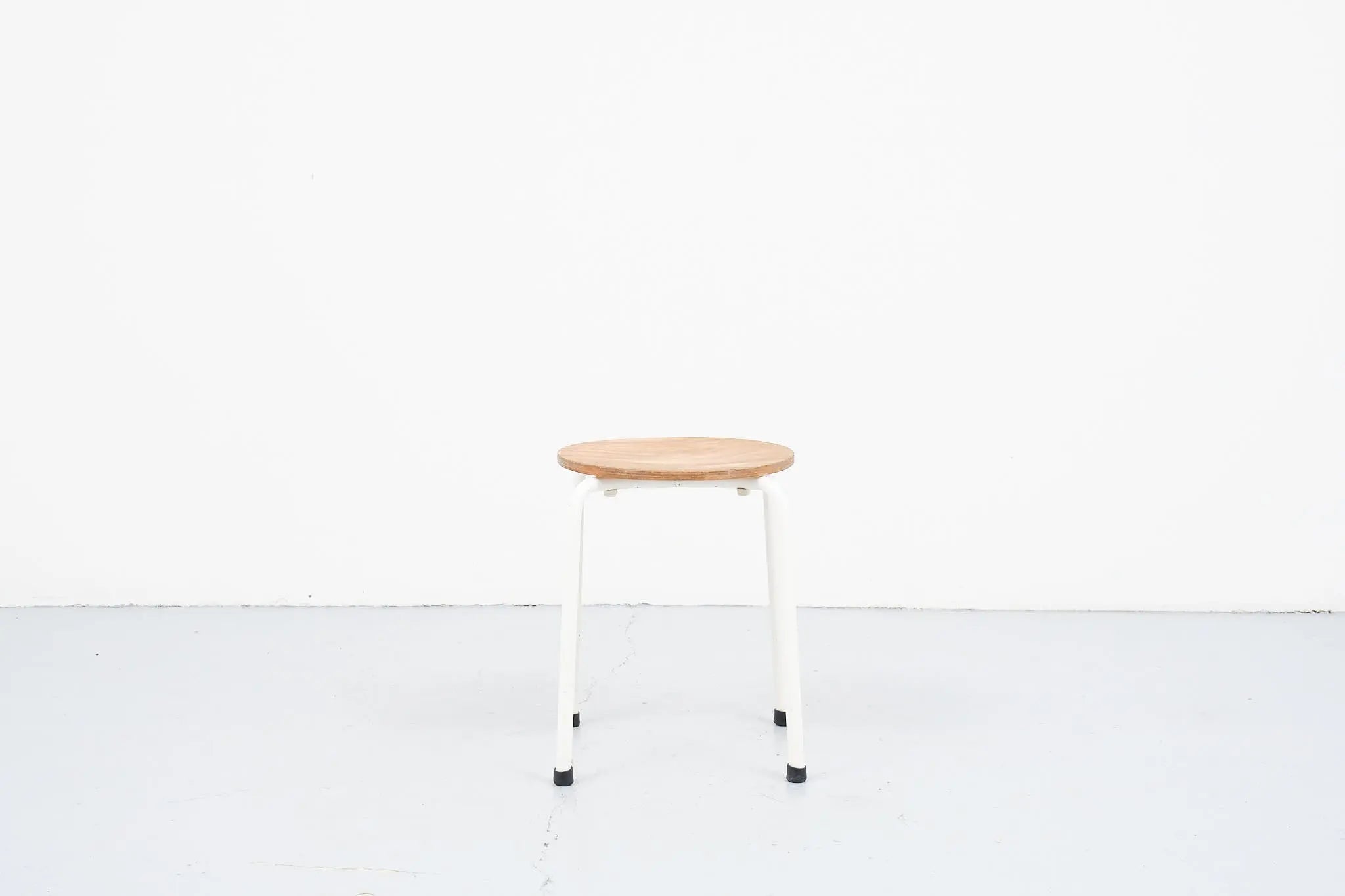 Tabouret bas hêtre et blanc Cartel de Belleville