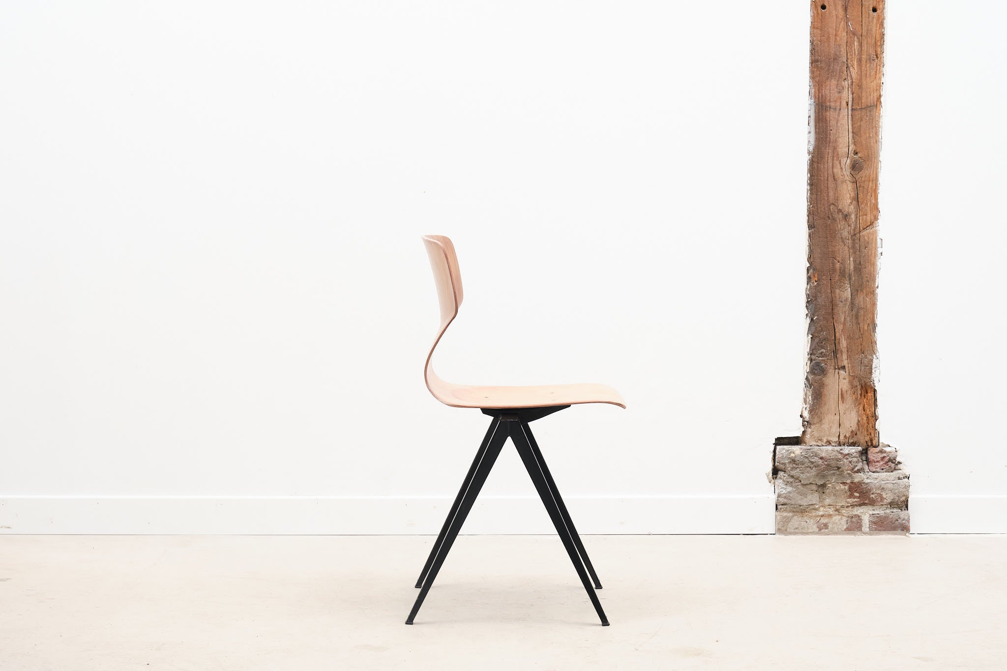 Chaise Galvanitas S19 réédition hêtre pied noir