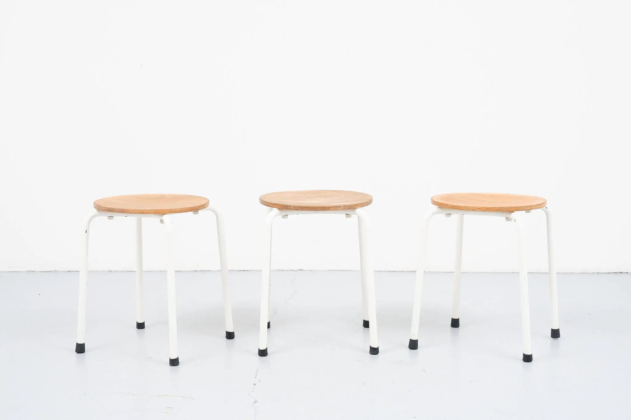 Tabouret bas hêtre et blanc Cartel de Belleville