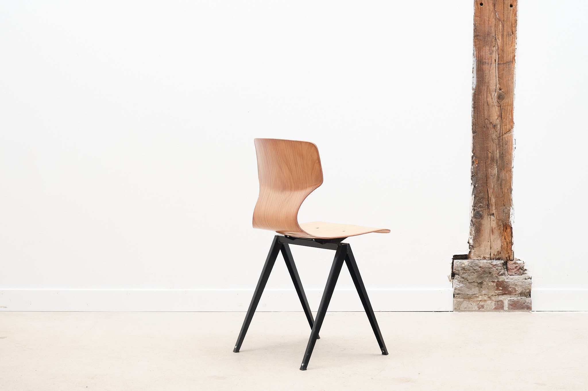 Chaise Galvanitas S19 réédition hêtre pied noir