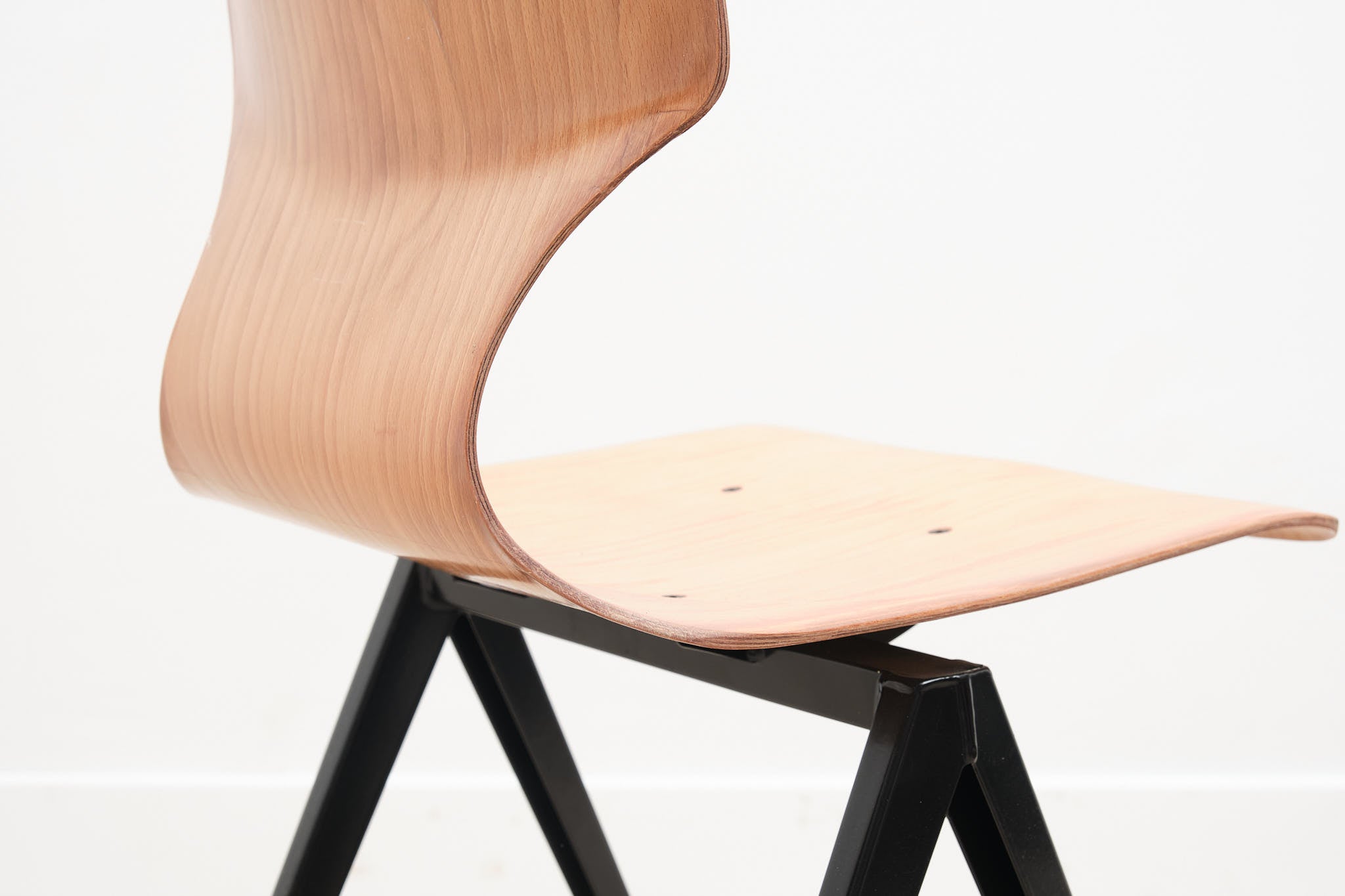 Chaise Galvanitas S19 réédition hêtre pied noir