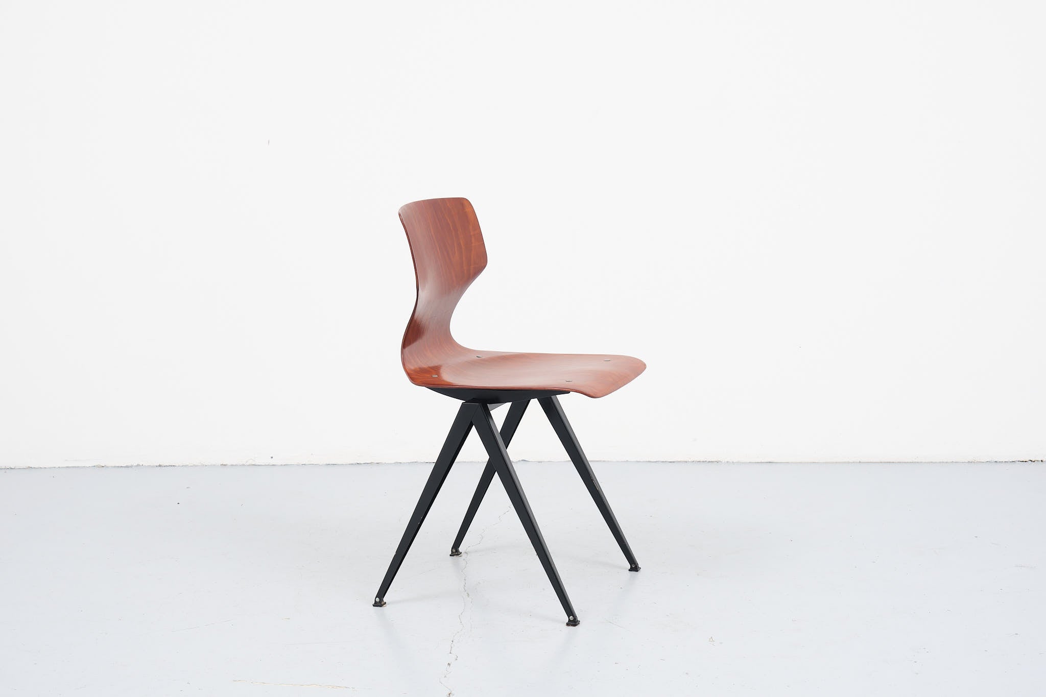 Chaise vintage Galvanitas S19 1ère édition chêne et noir Cartel de Belleville