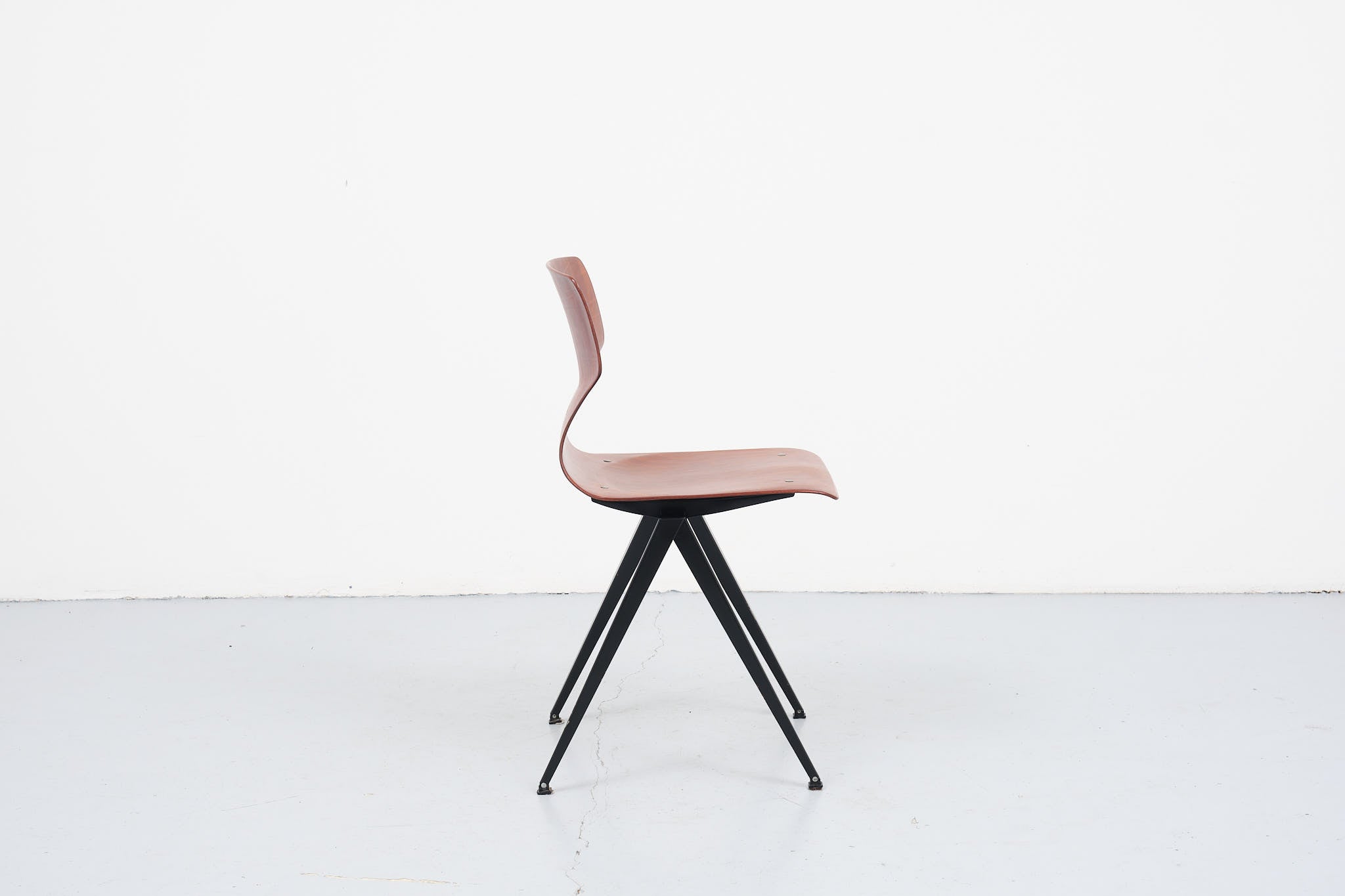 Chaise vintage Galvanitas S19 1ère édition chêne et noir Cartel de Belleville