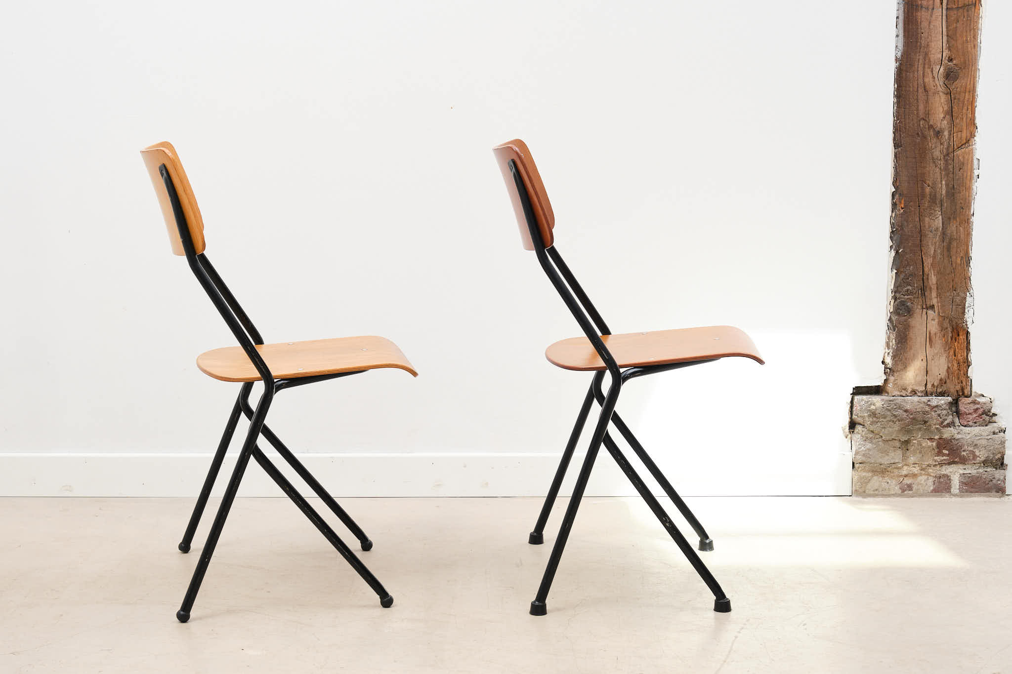 Chaise Contour de Ahrend Cirkel Cartel de Belleville